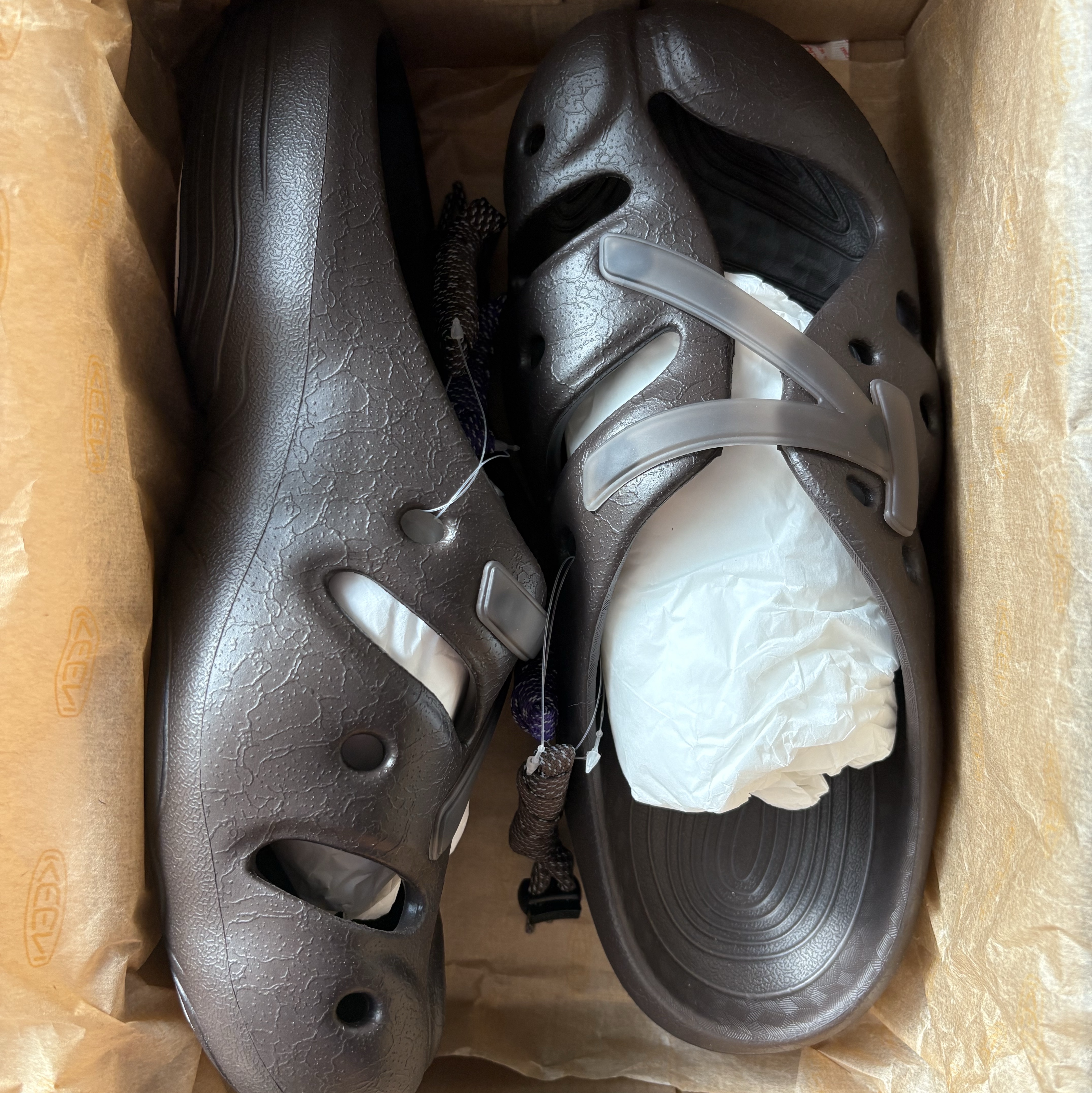 Keen X Pilgrim Surf Supply Yogeez Sildes All Gender Chocolate Brown/Whisper White 착용 스타일