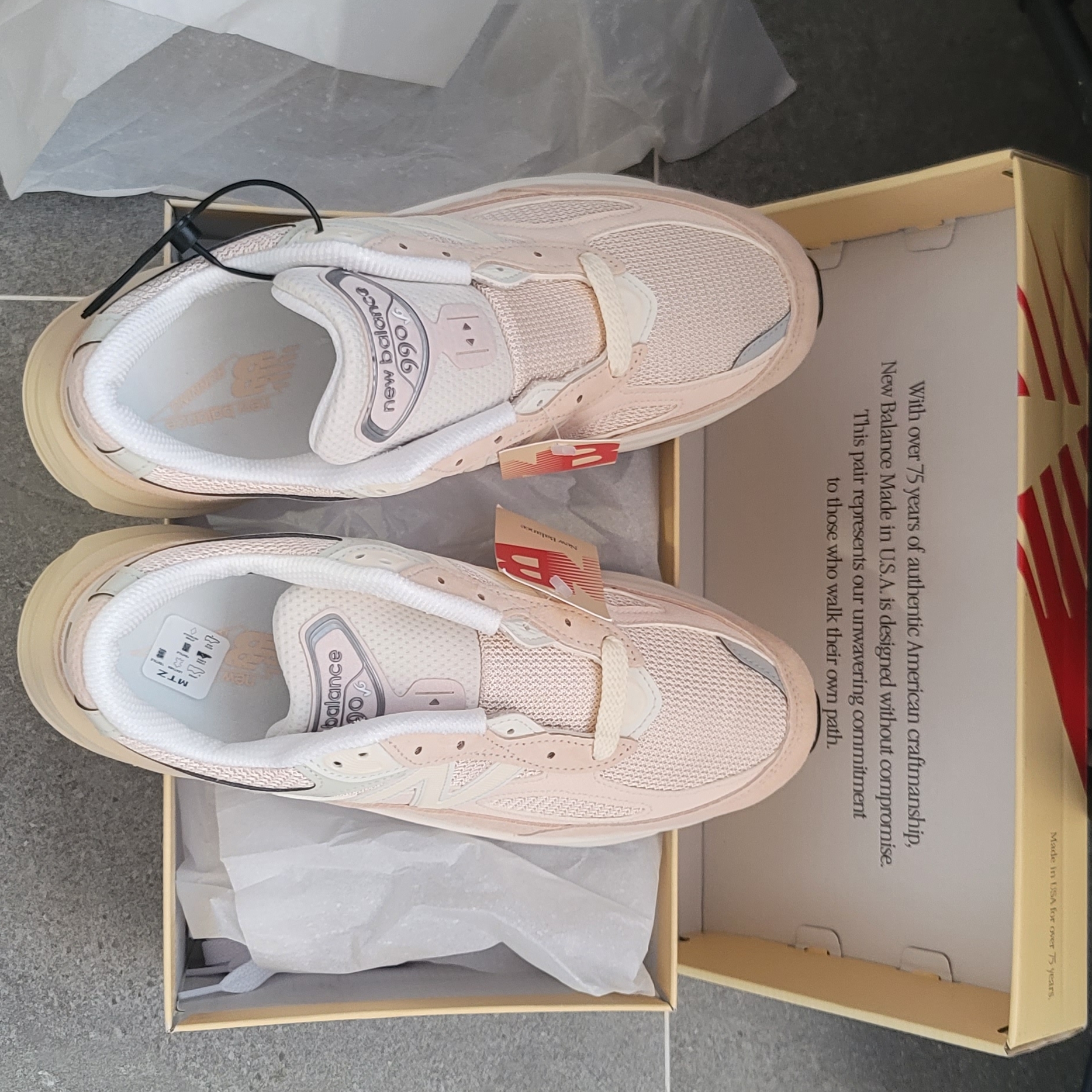 New Balance 990v6 Made in USA Vintage Rose Sea Salt 착용 스타일 - 3
