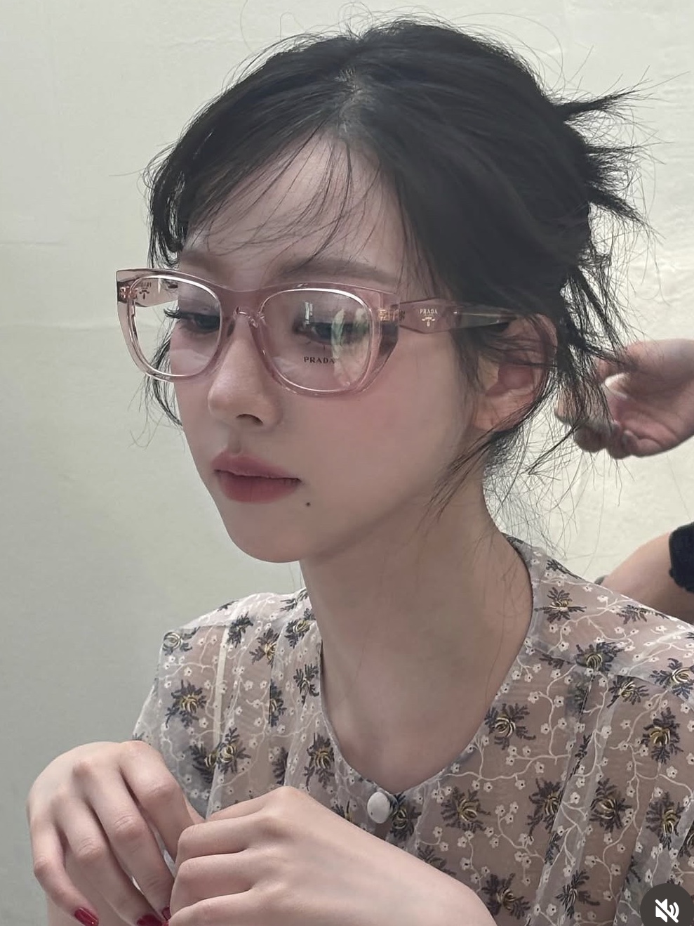 Prada Symbole Sunglasses Mahoghany Lenses 착용 스타일 - 1