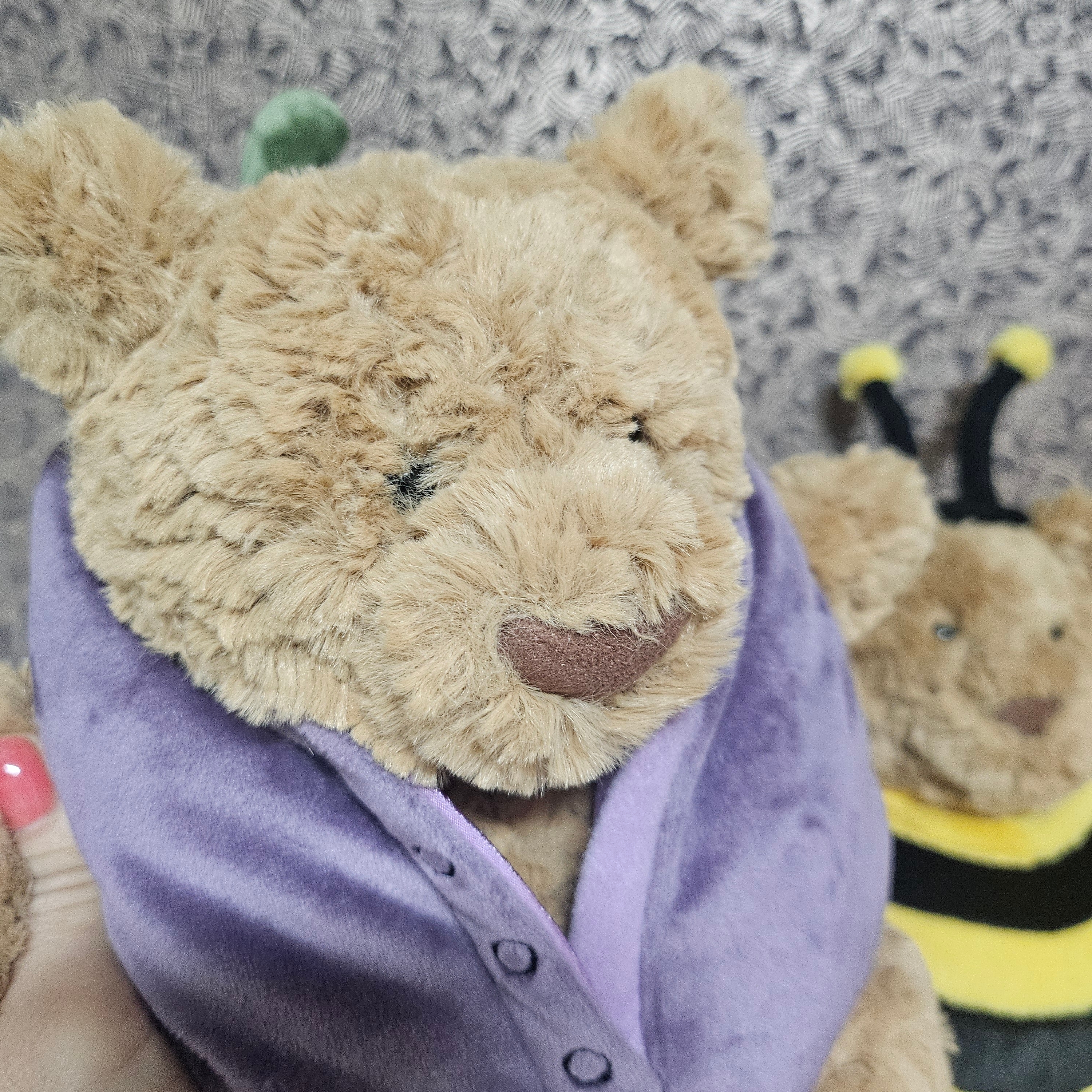 Jellycat Bartholomew Bear Aubergine Purple 착용 스타일