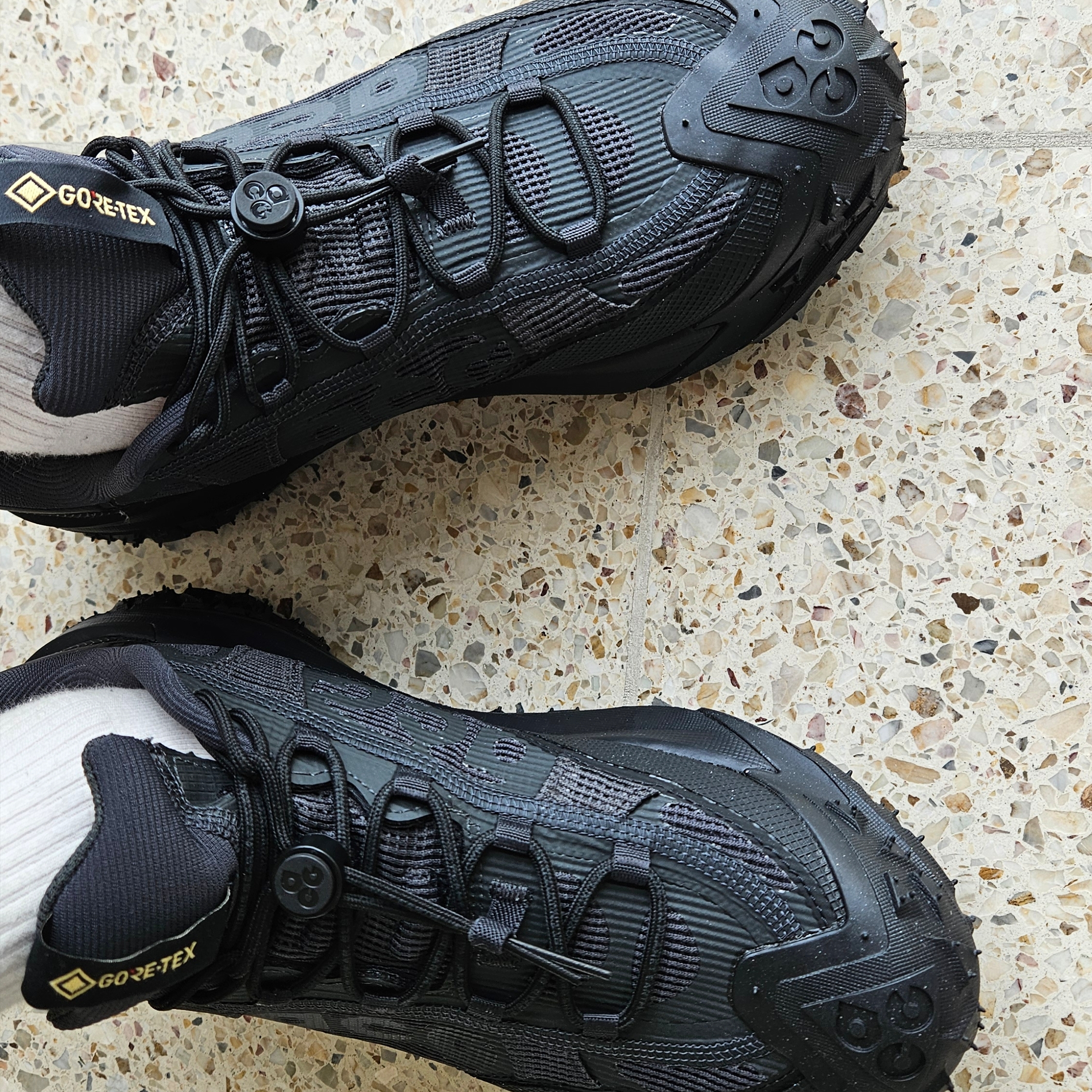Nike ACG Mountain Fly 2 Low Gore-Tex Black and Dark Smoke Grey 착용 스타일