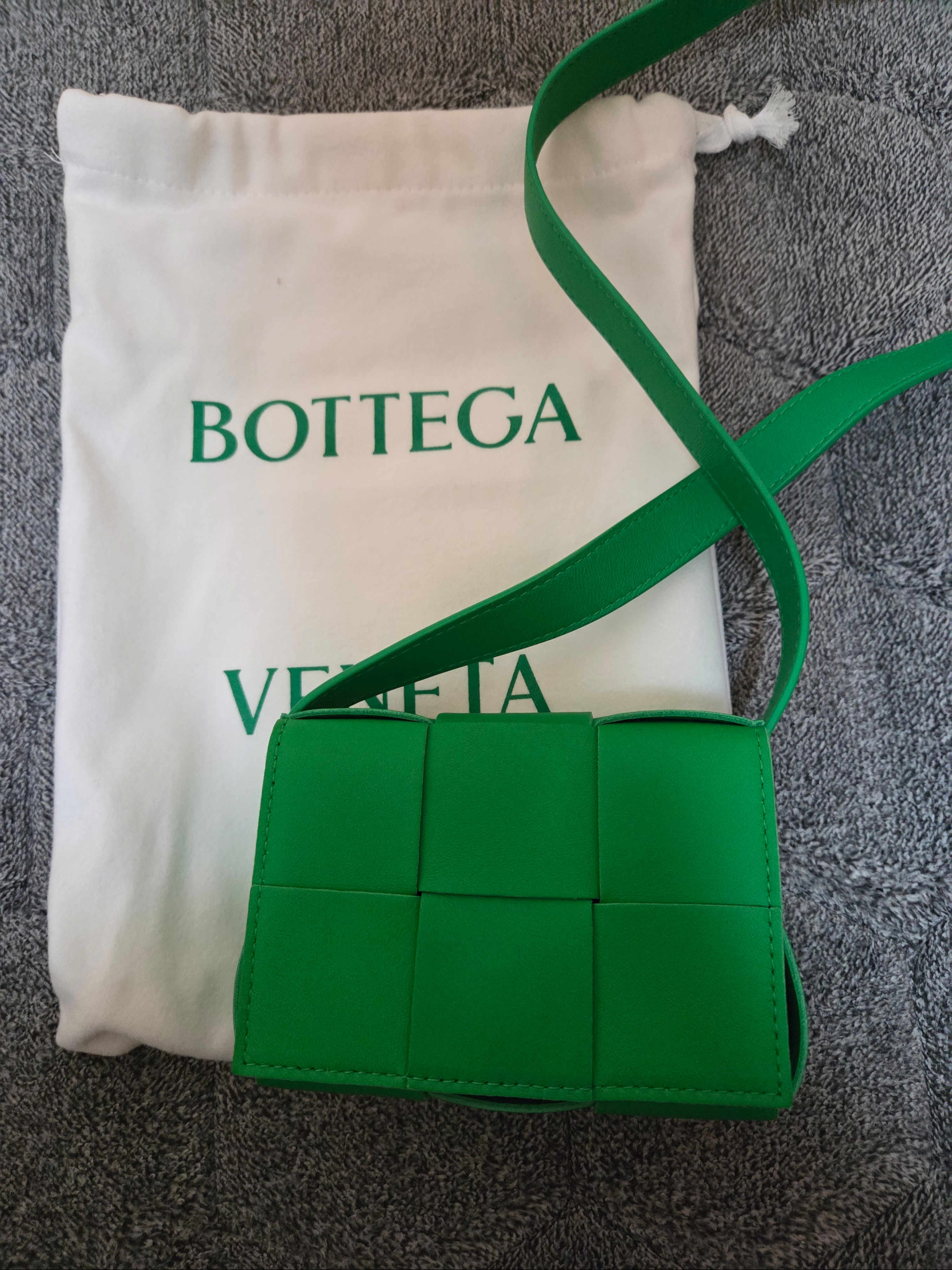 Bottega Veneta Mini Leather Cassette Parakeet 착용 스타일 - 1
