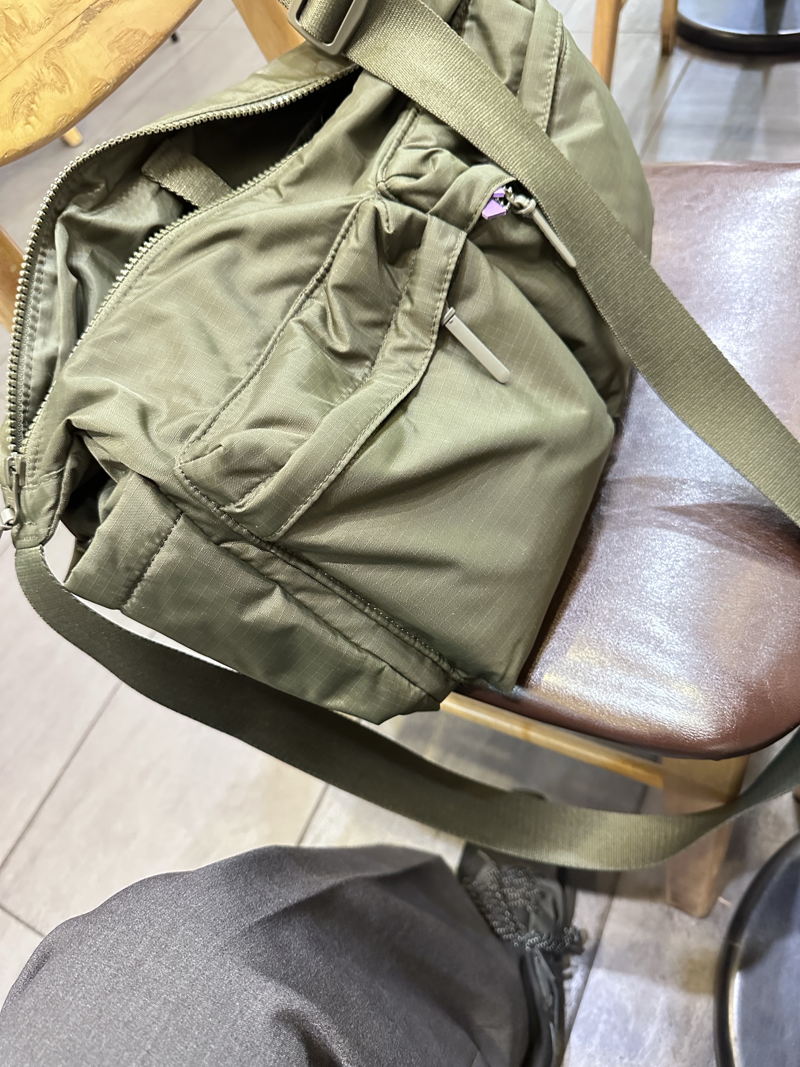 Uniqlo Multi Pocket Shoulder Bag Olive 착용 스타일
