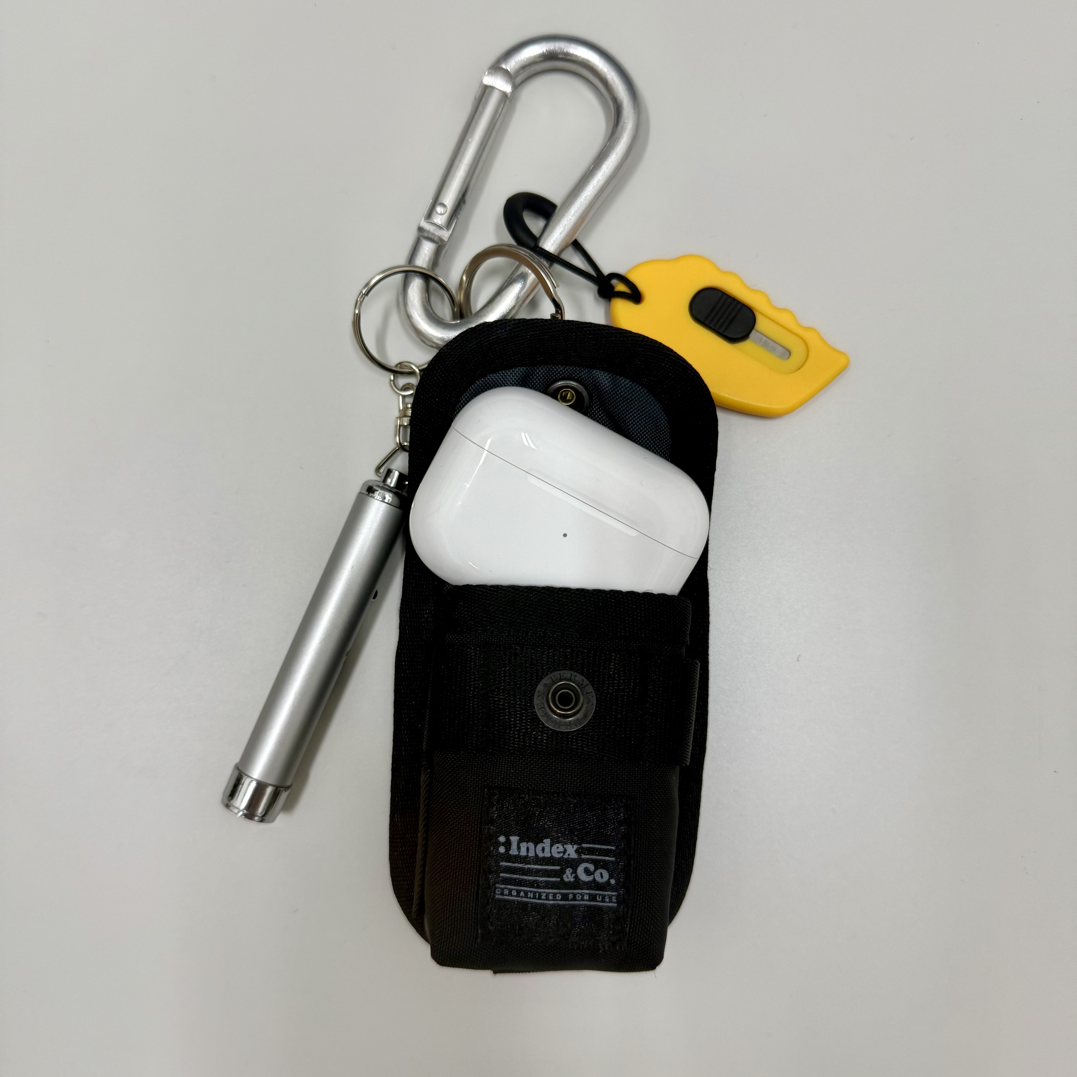 Index&Co. Gadget Airpods Case Black 착용 스타일 - 2