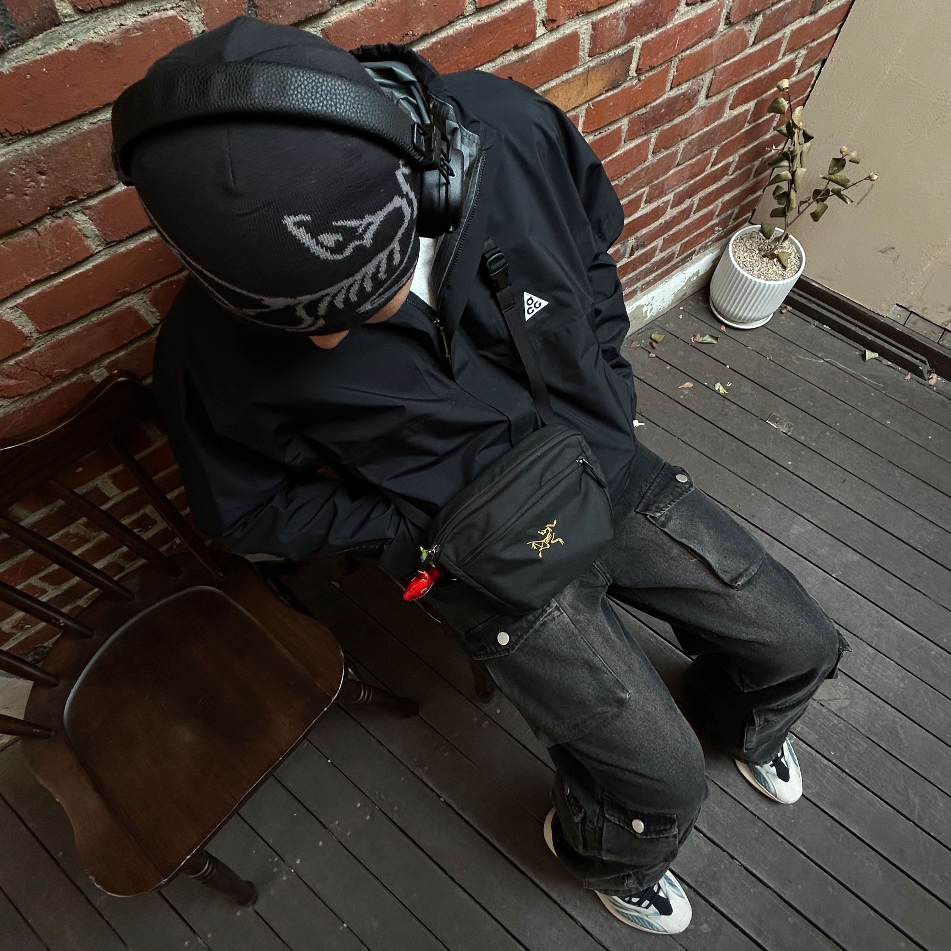 Arc'teryx Lightweight Bird Head Toque Black Void, Nike ACG Storm-Fit ADV Cascade Rains Full Zip Jacket Black - Asia 착용 스타일 - 2