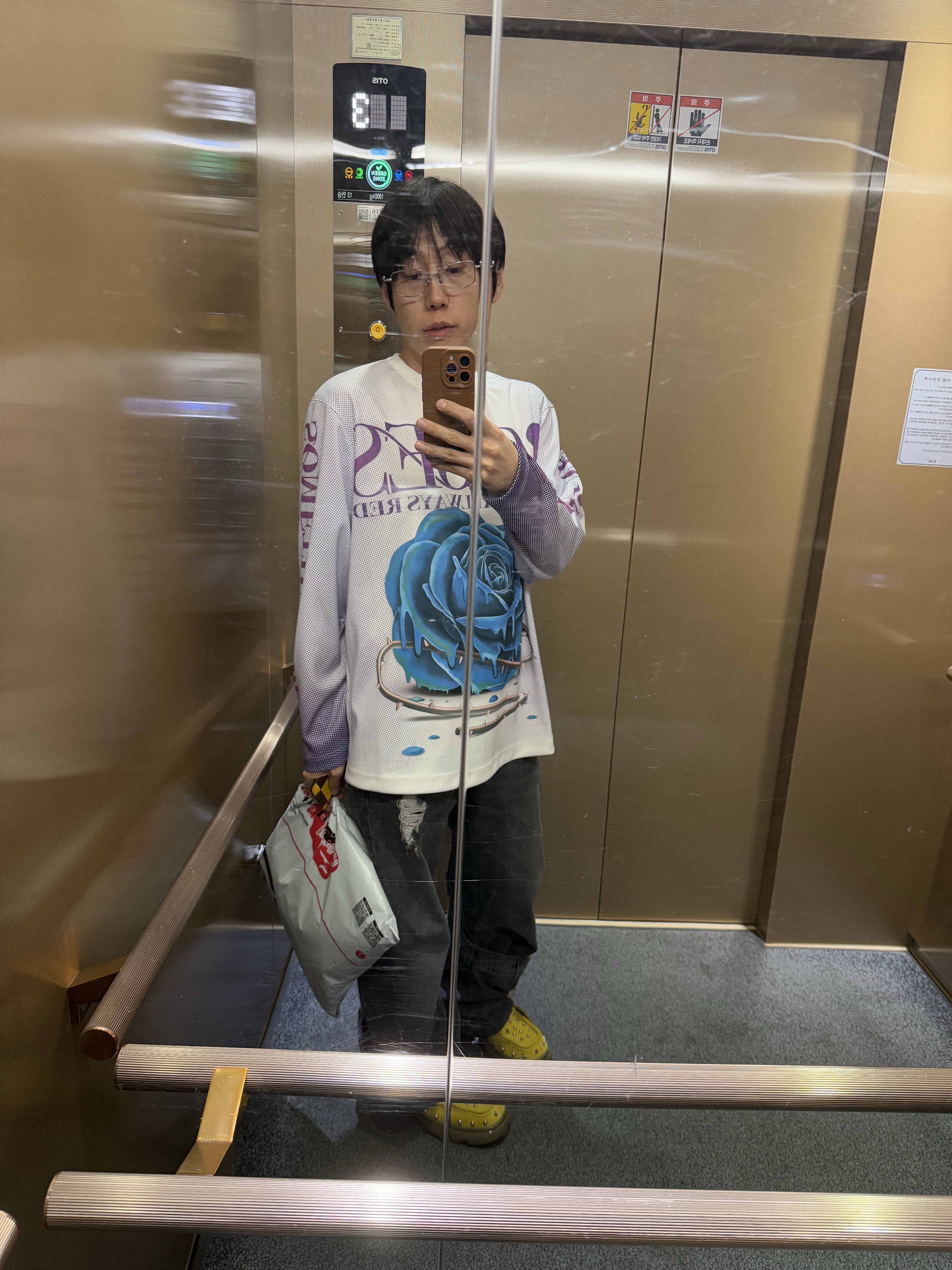 (W) Burberry Rose Print Top Royal, Gentle Monster Atomic 02 Silver 착용 스타일