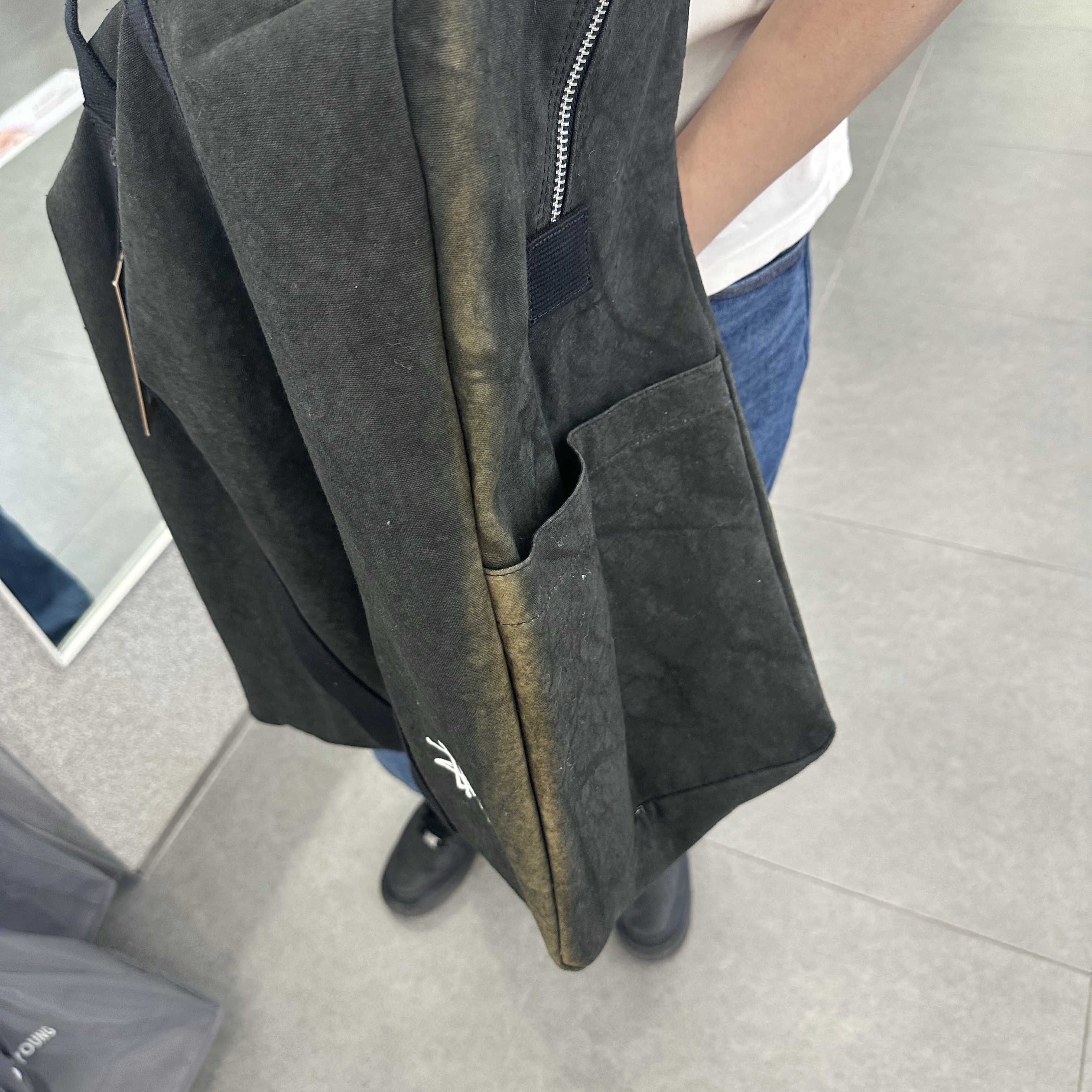 Stussy Canvas Flight Bag Washed Black 착용 스타일 - 1