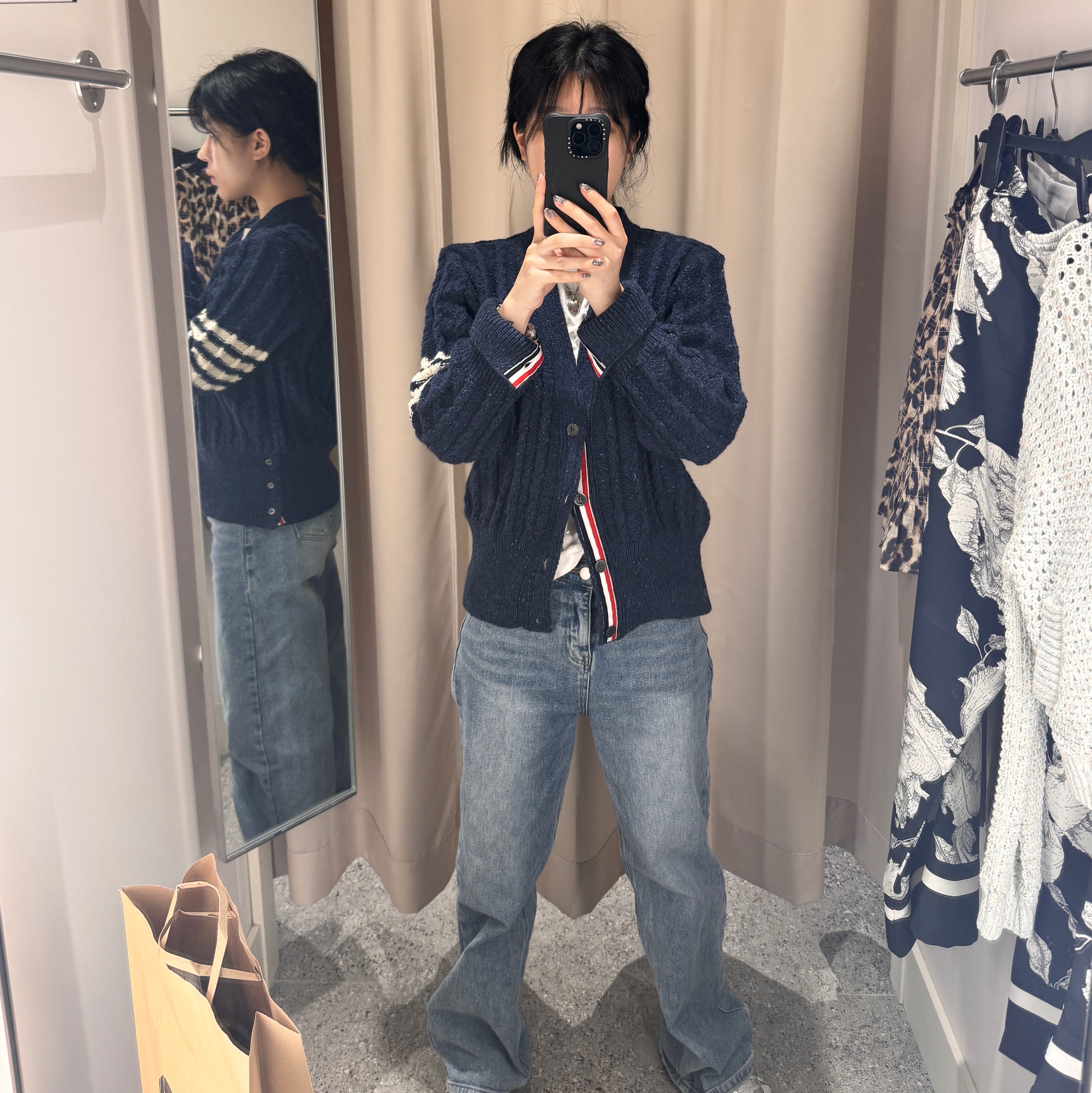 Thom Browne Donegal Twist Cable 4-Bar Classic V-Neck Cardigan Blue 착용 스타일
