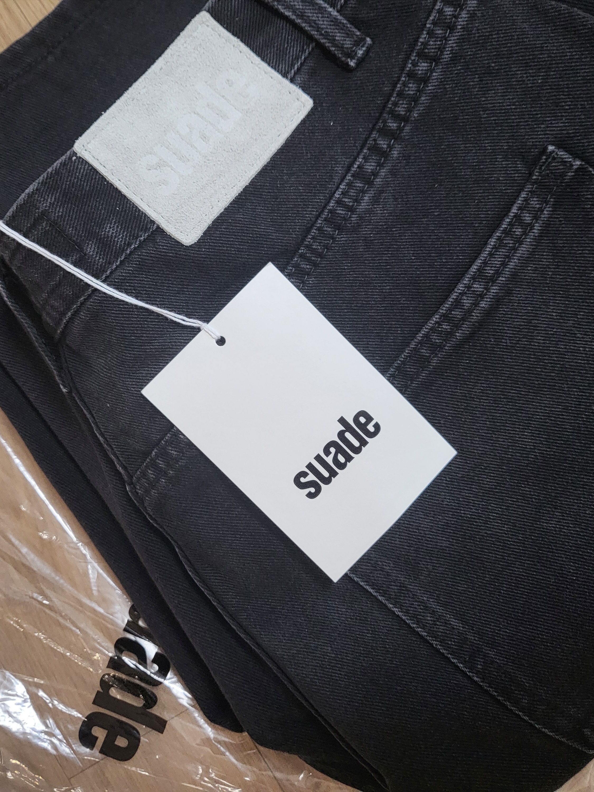 Suade Carpenter Denim Shorts Black 착용 스타일