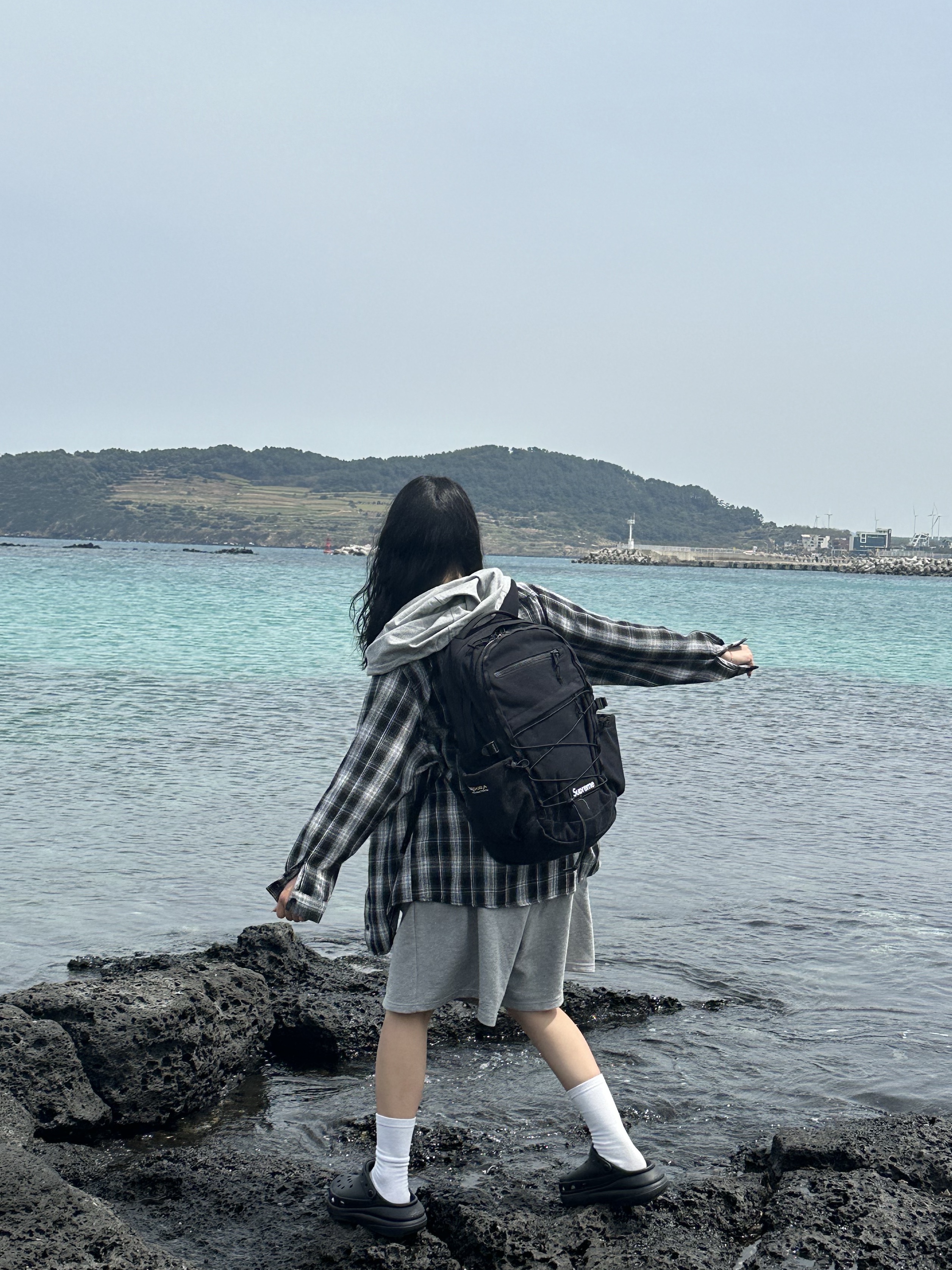 Supreme Backpack Black - 25SS, Crocs Classic Crush Clog Black 착용 스타일
