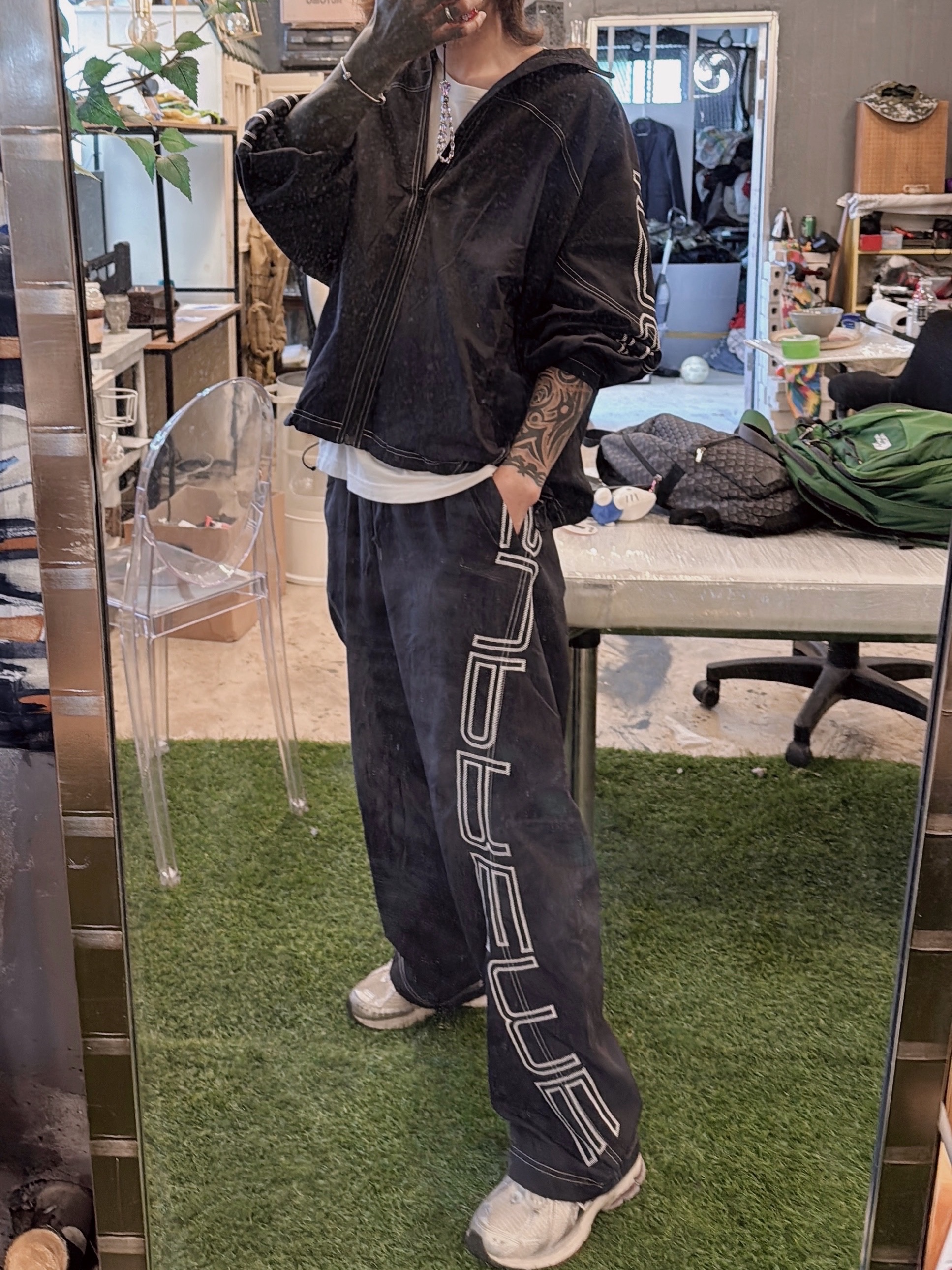 Supreme Spellout Embroidered Track Pants Black - 25SS, Supreme Spellout Embroidered Track Jacket Black - 25SS 착용 스타일