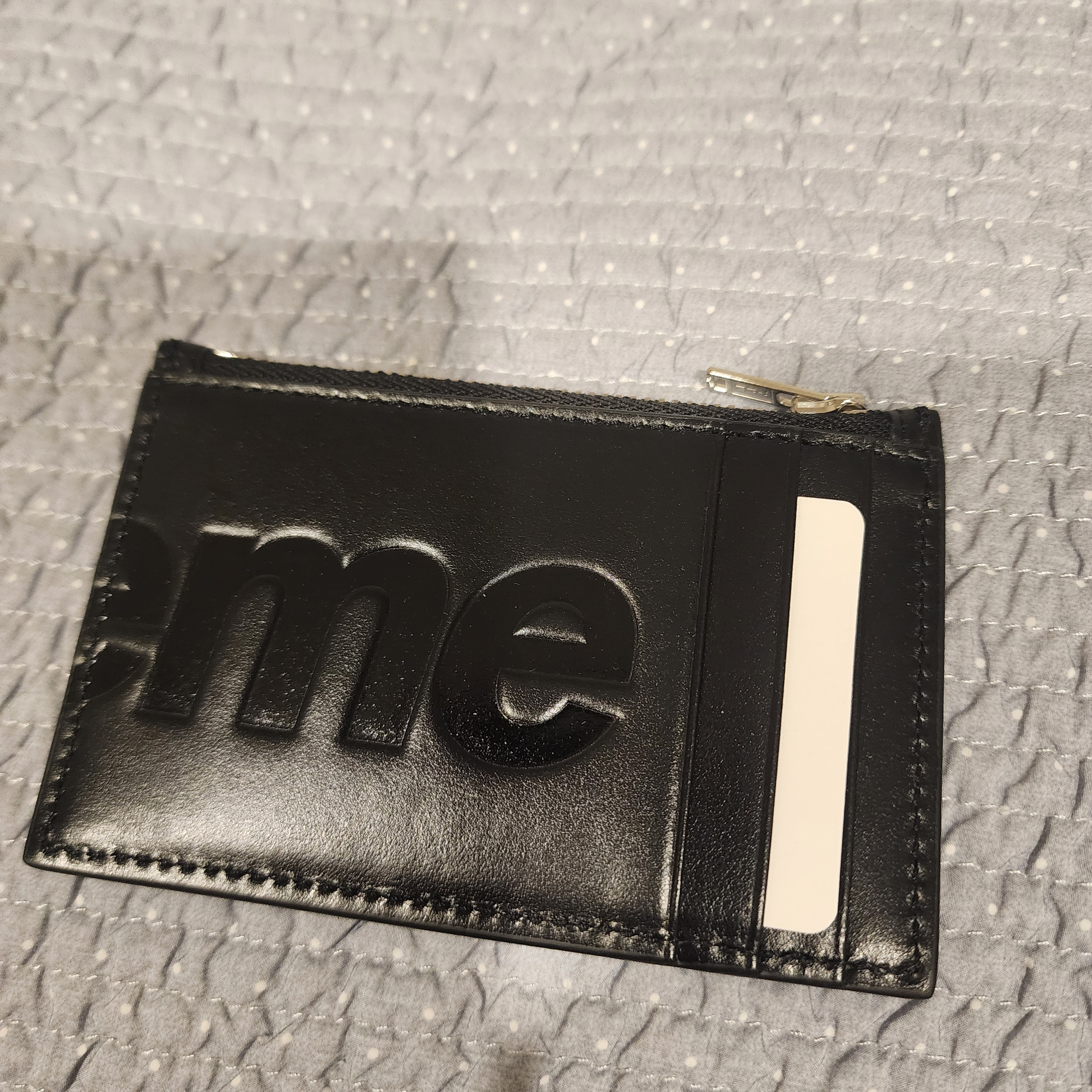 Supreme Leather Zip Card Holder Black 착용 스타일 - 2