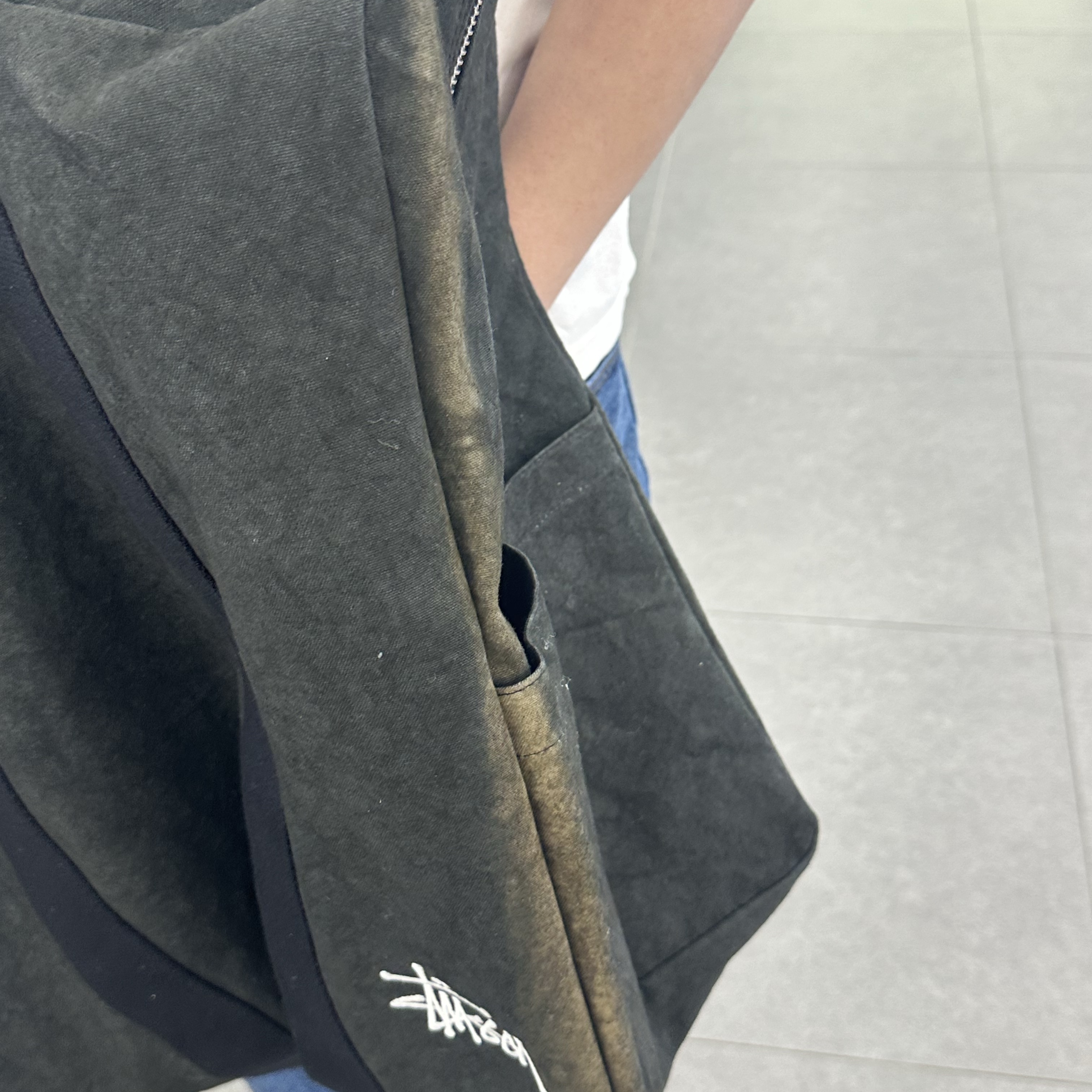 Stussy Canvas Flight Bag Washed Black 착용 스타일 - 2