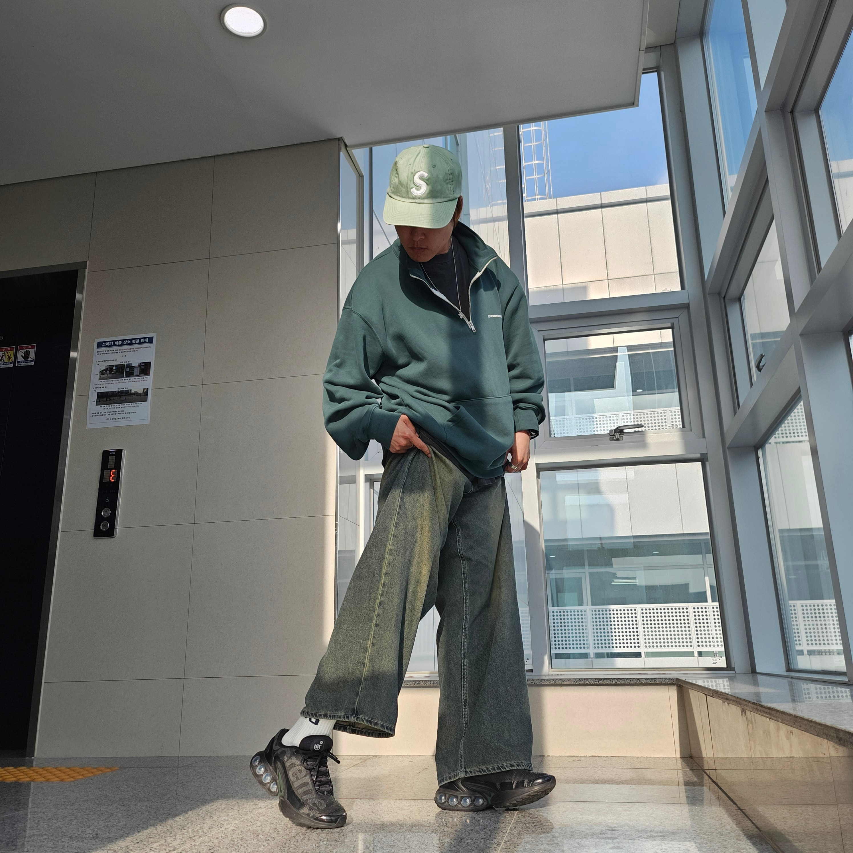 Nike x Supreme Air Max DN SP Black Galactic Jade, Supreme Pigment Print S Logo 6-Panel Light Sage - 22FW 착용 스타일 - 3