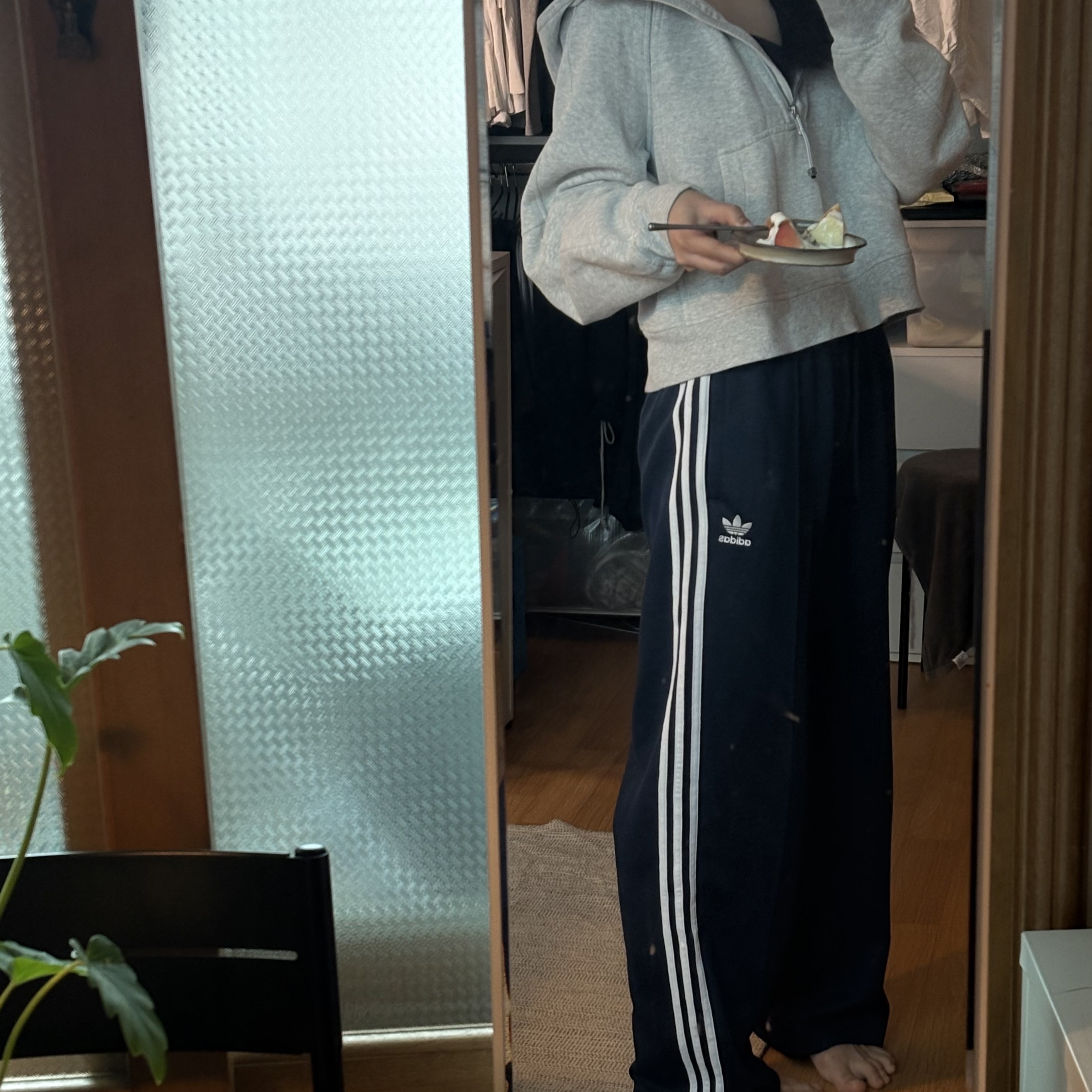 Adidas Adicolor Baggy Fit Firebird Track Pants Night Indigo - KR Sizing, (W) Lululemon Scuba Oversized Full-Zip Hoodie Espresso 착용 스타일 - 1