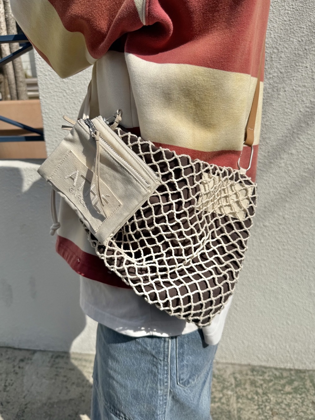 Athe garcon Net Bag Brown, Athe garcon Card Double Wallet Ivory 착용 스타일 - 3