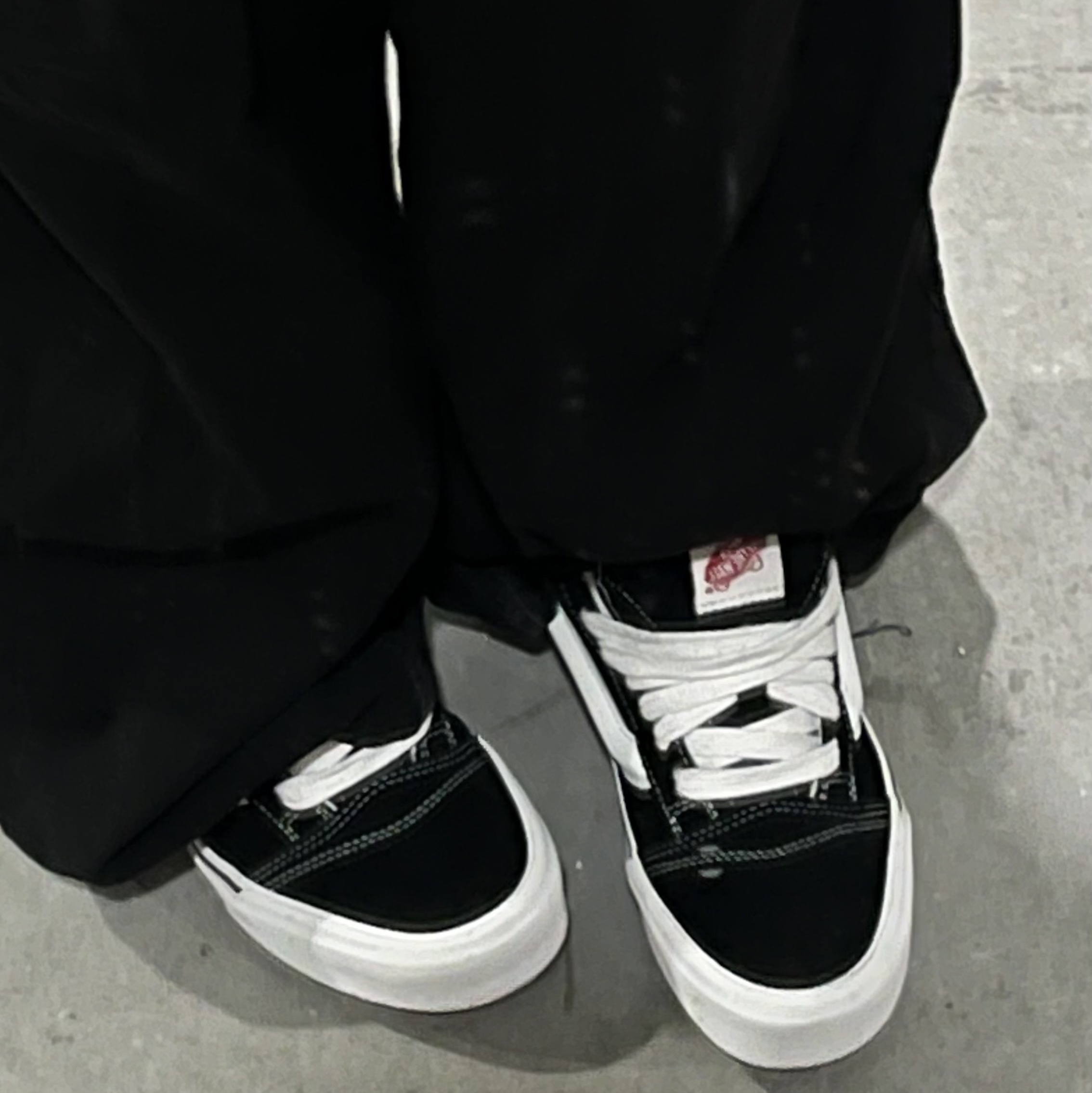 Vans Knu-Skool Black True White 착용 스타일 - 4