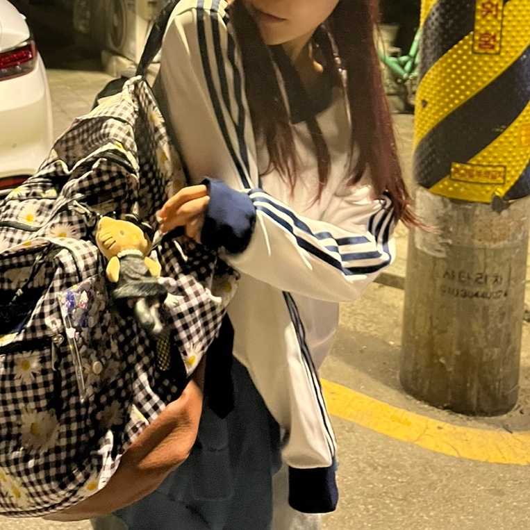 (W) Adidas x Sporty & Rich Long Sleeve Football Jersey White Night Indigo - KR Sizing, Emis Washed Denim Ball Cap Light Blue Denim Blue 착용 스타일 - 1