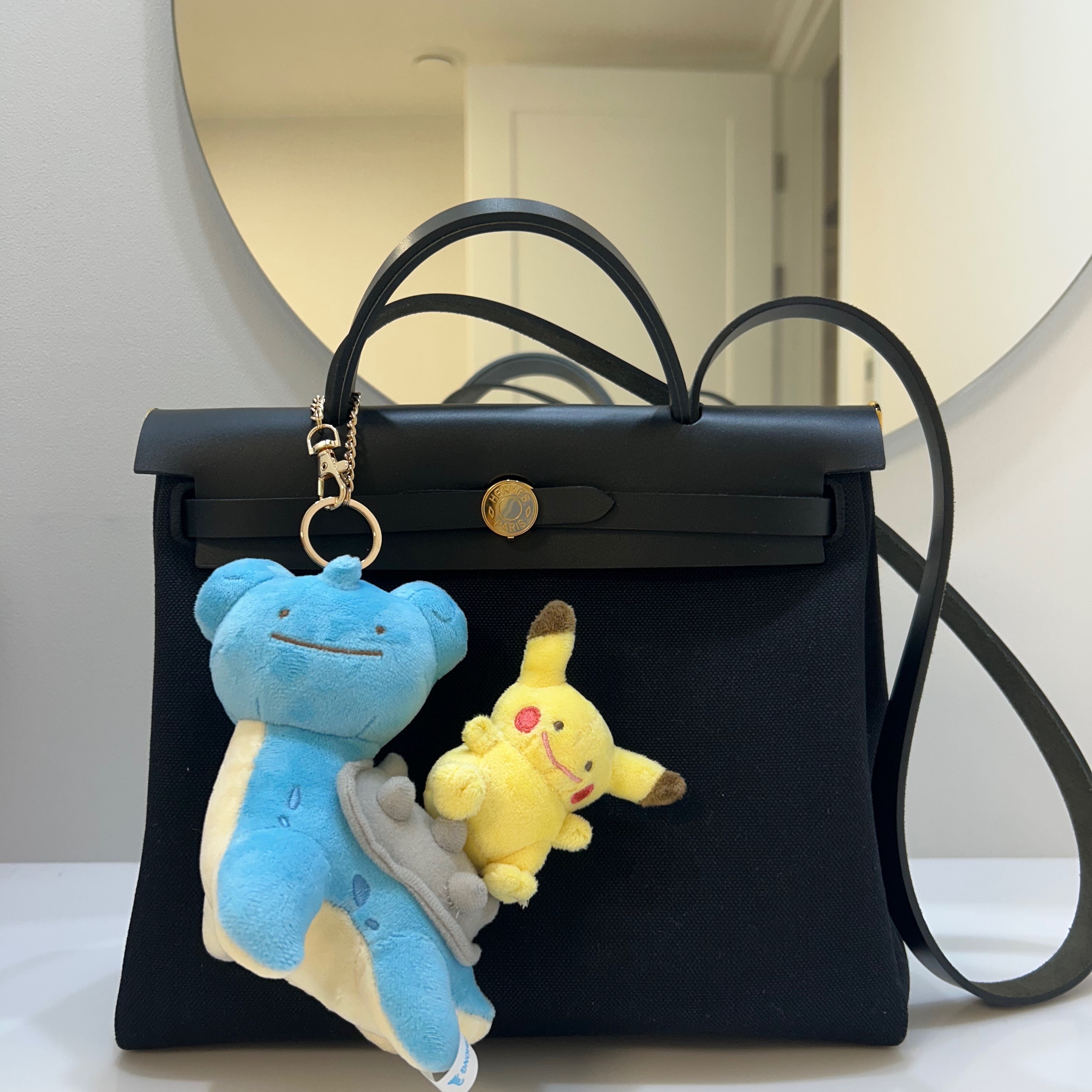 Pokemon Ditto's Time Capsule Pokemon Store Transform Ditto Gimmick Mascot Lapras & Pikachu, Hermes Herbag Zip 31 Bag Retourne & Gold Noir 착용 스타일