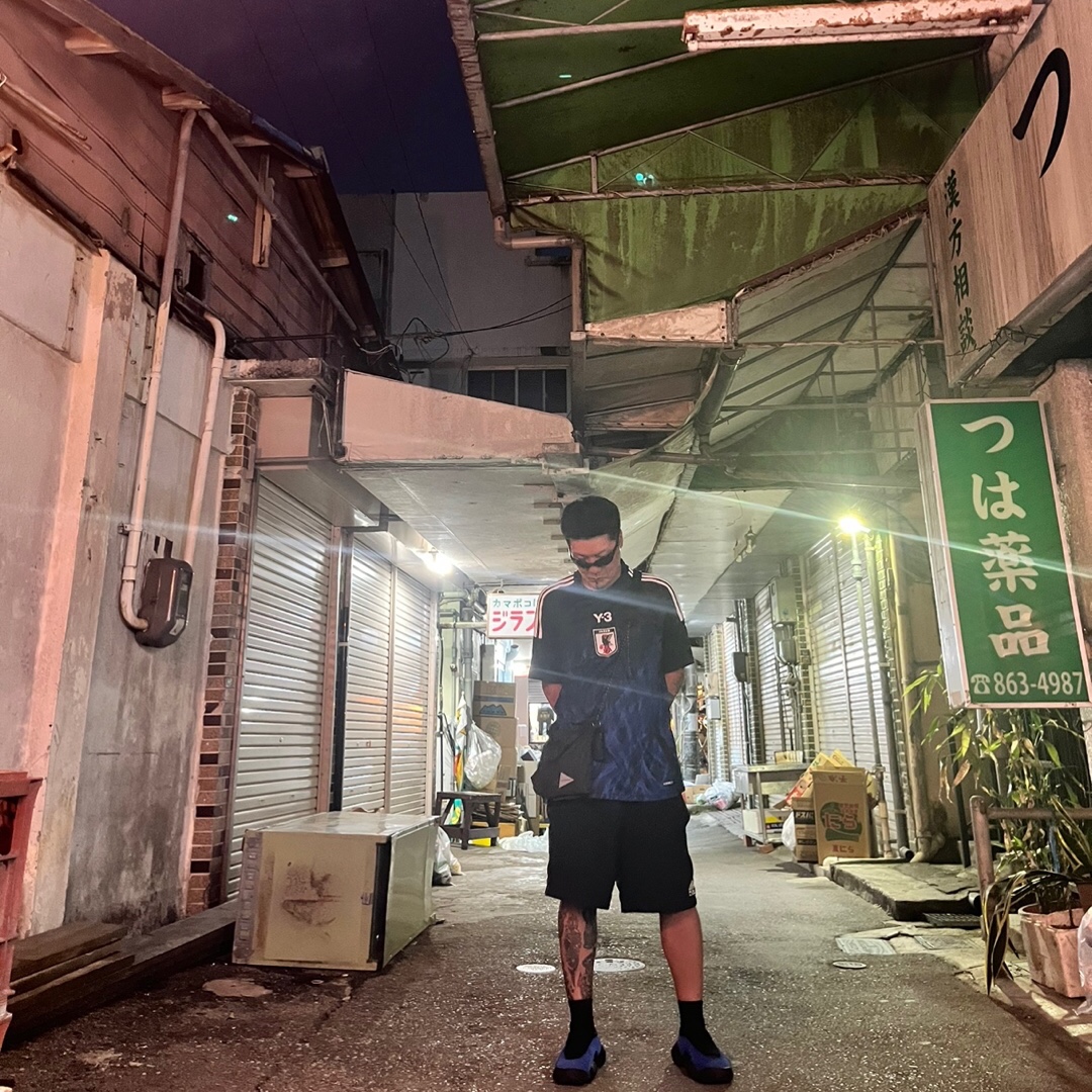 Y-3 Japan 2024 Home Replica Jersey Legend Ink - KR Sizing, And Wander Sil Sacoche Charcoal/Black 착용 스타일 - 1