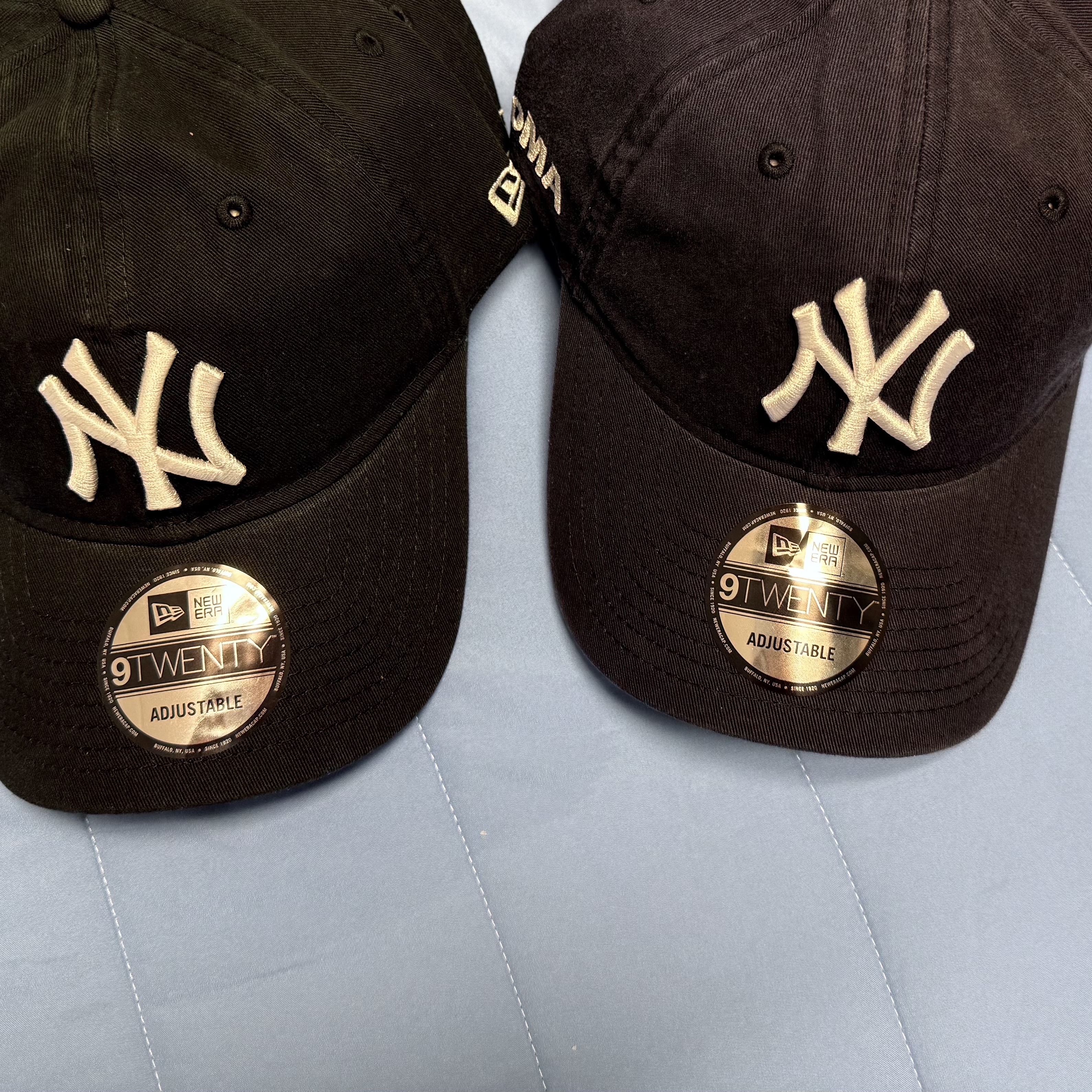 New Era x MoMA New York Yankees Cap Black, New Era x MoMA New York Yankees Cap Navy 착용 스타일