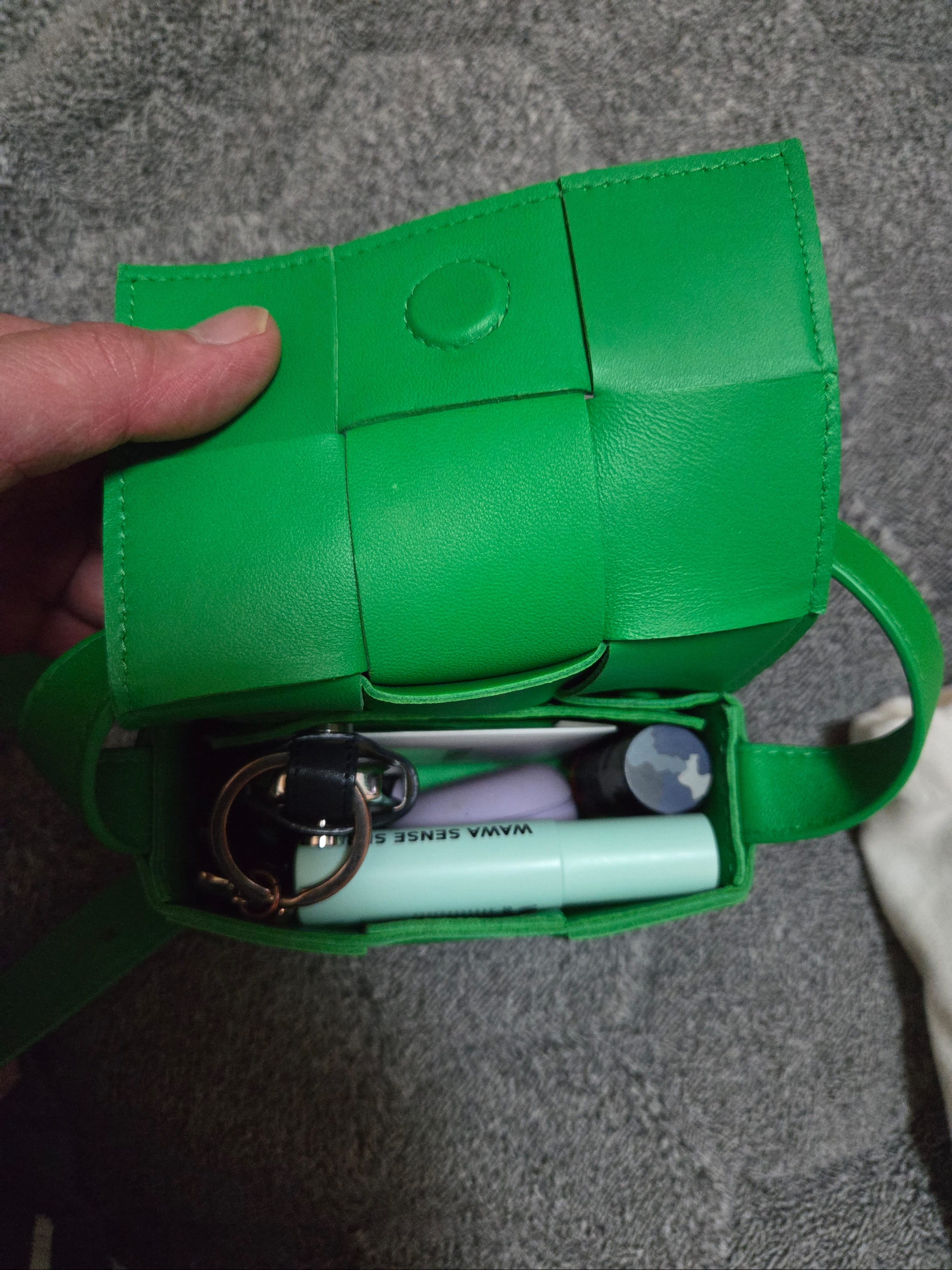 Bottega Veneta Mini Leather Cassette Parakeet 착용 스타일 - 2