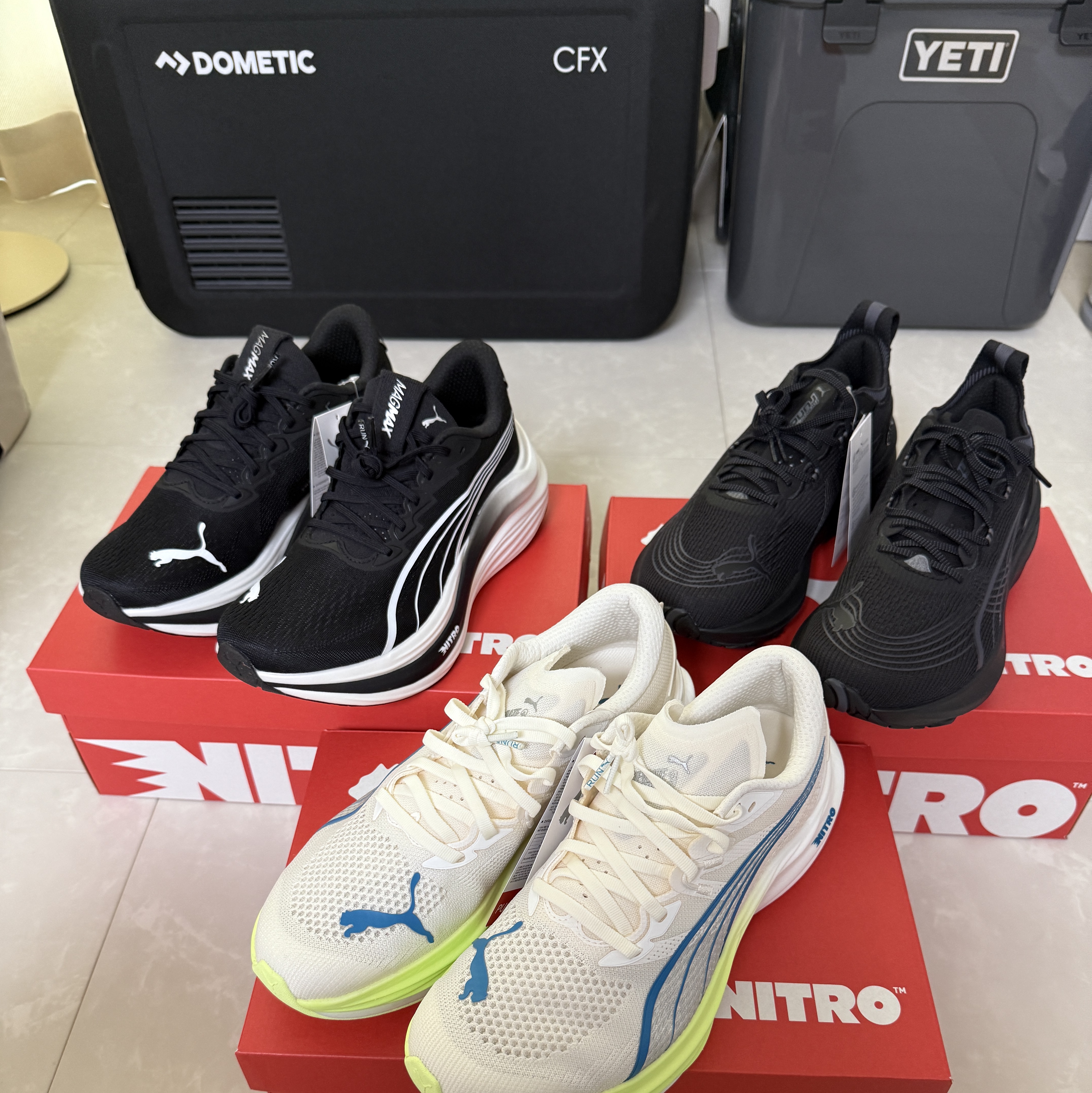 Yeti Roadie 24 Hard Cooler Charcoal, Puma Magmax Nitro Black White 착용 스타일