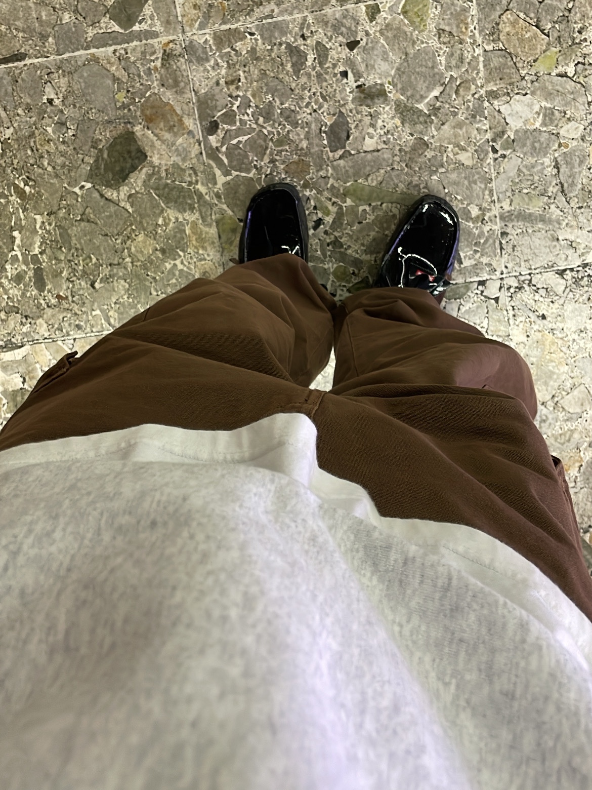 Stussy Basic Stussy Crew Ash Heather, Clarks x Supreme Patent Leather Wallabee Black 착용 스타일 - 3