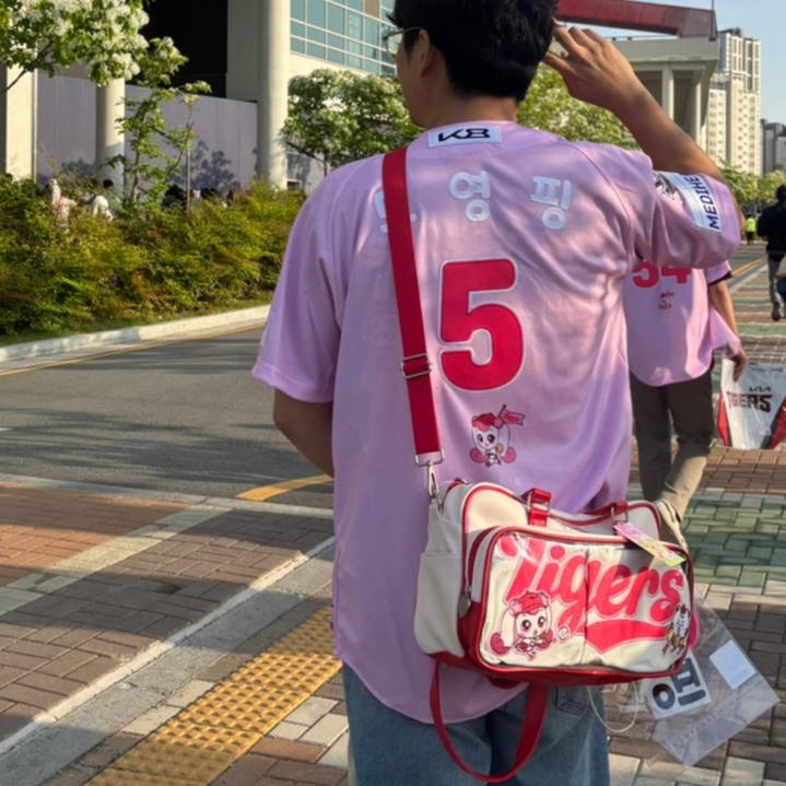 Kia Tigers x Catch! Teenieping x IAB Studio 25 Authentic Teenieping Uniform Pink (Non Marking Ver.), Kia Tigers x Catch! Teenieping Stadium Bag 착용 스타일