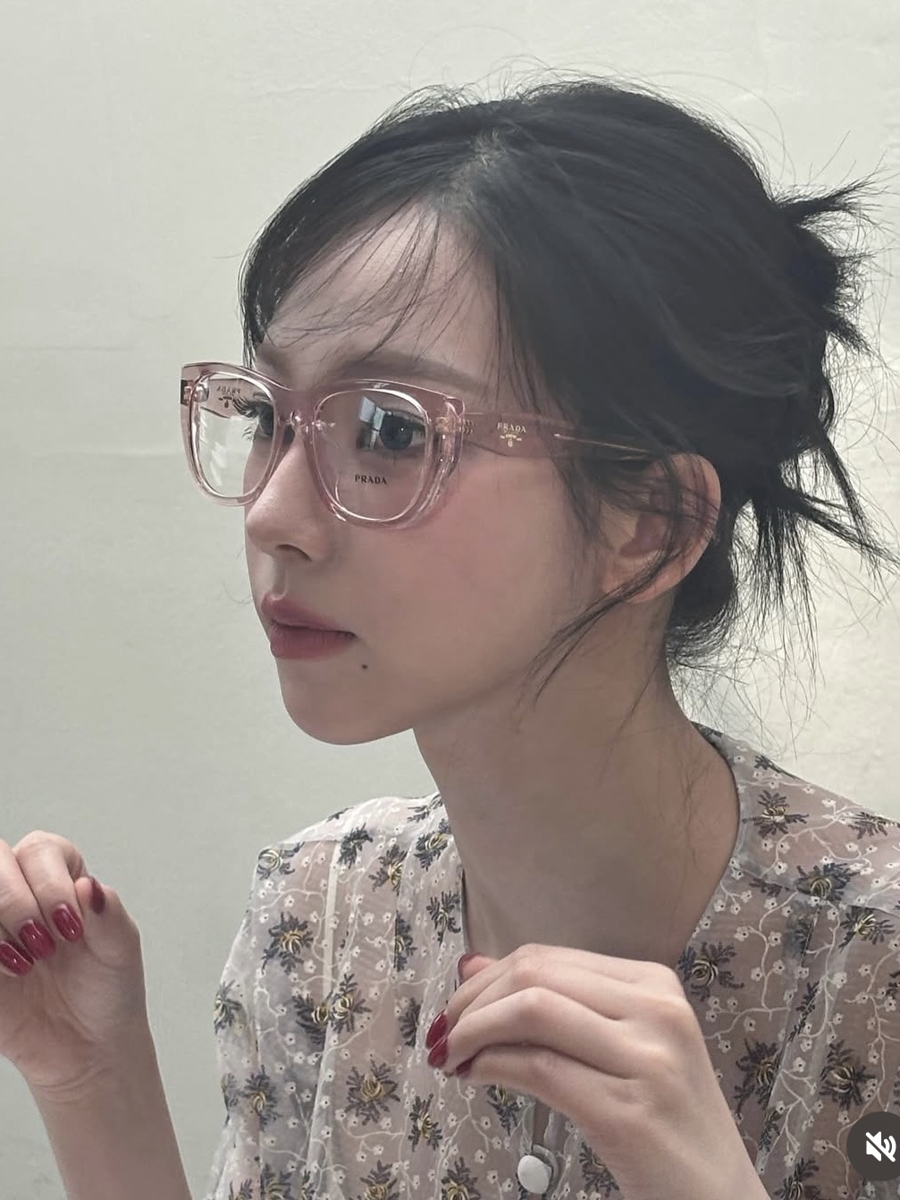 Prada Symbole Sunglasses Mahoghany Lenses 착용 스타일 - 2