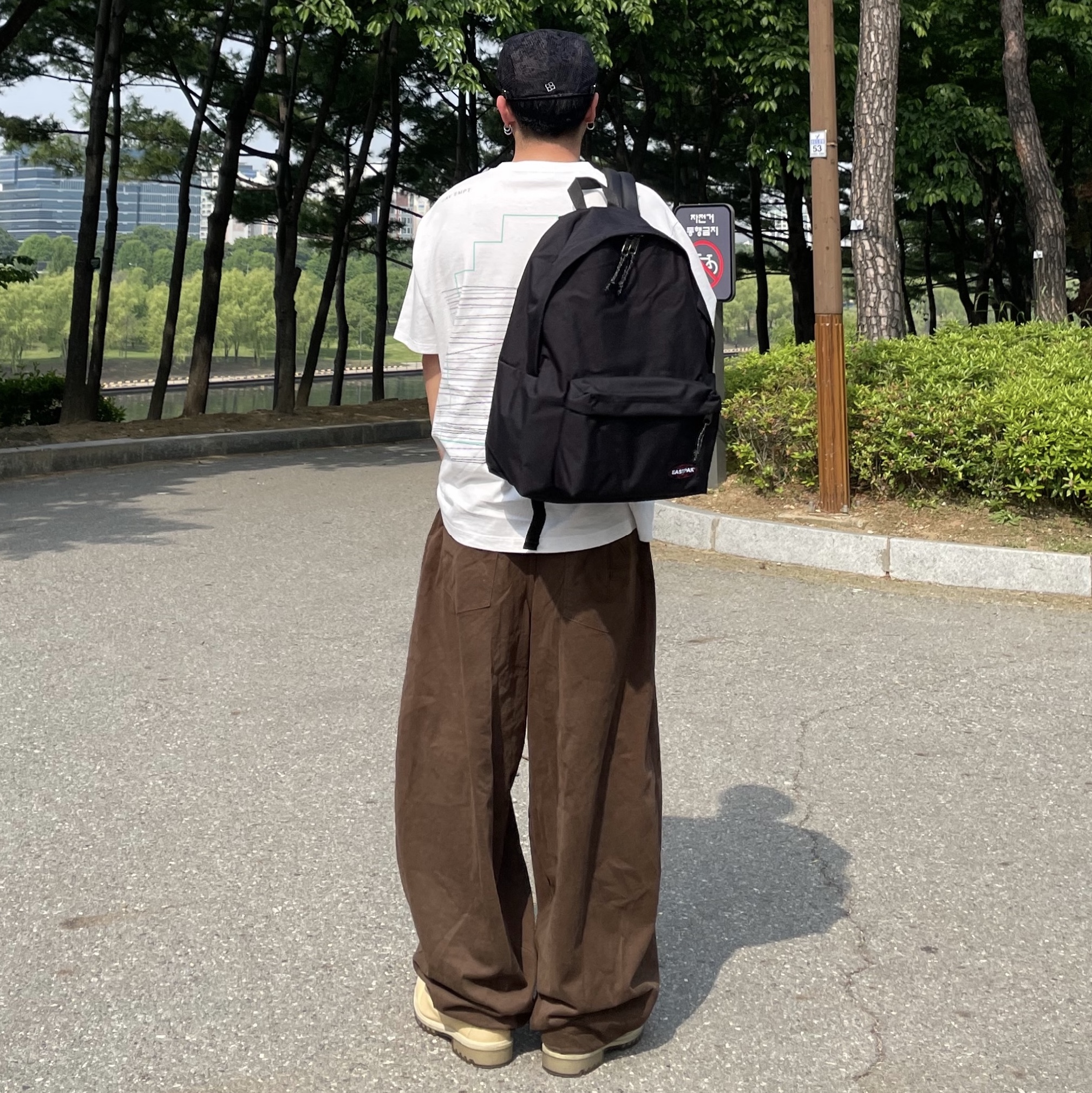 EASTPAK Padded Pakr Xl Black 착용 스타일 - 3