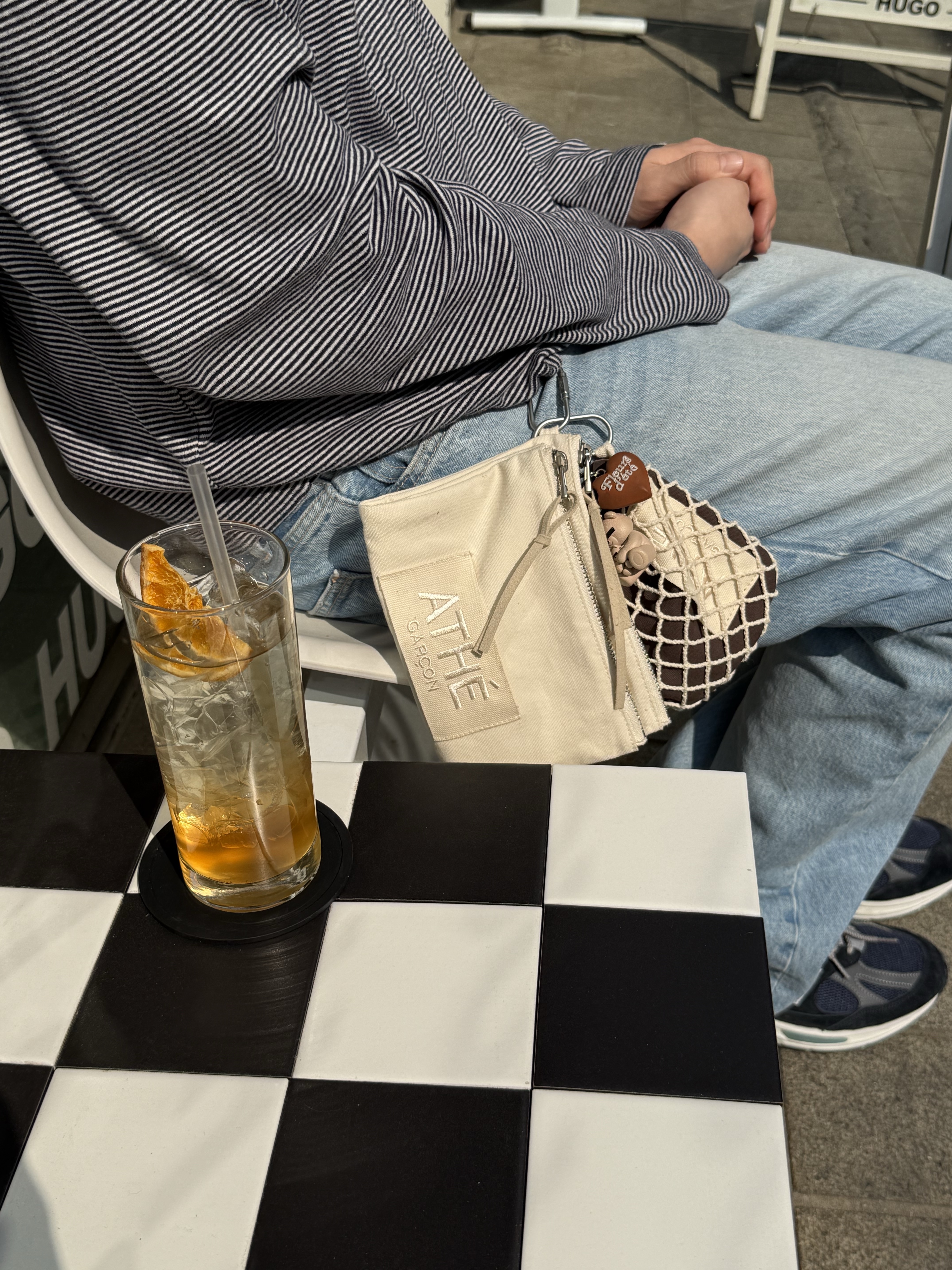 Athe garcon Net Pouch Brown, Athe garcon Card Double Wallet Ivory 착용 스타일 - 8