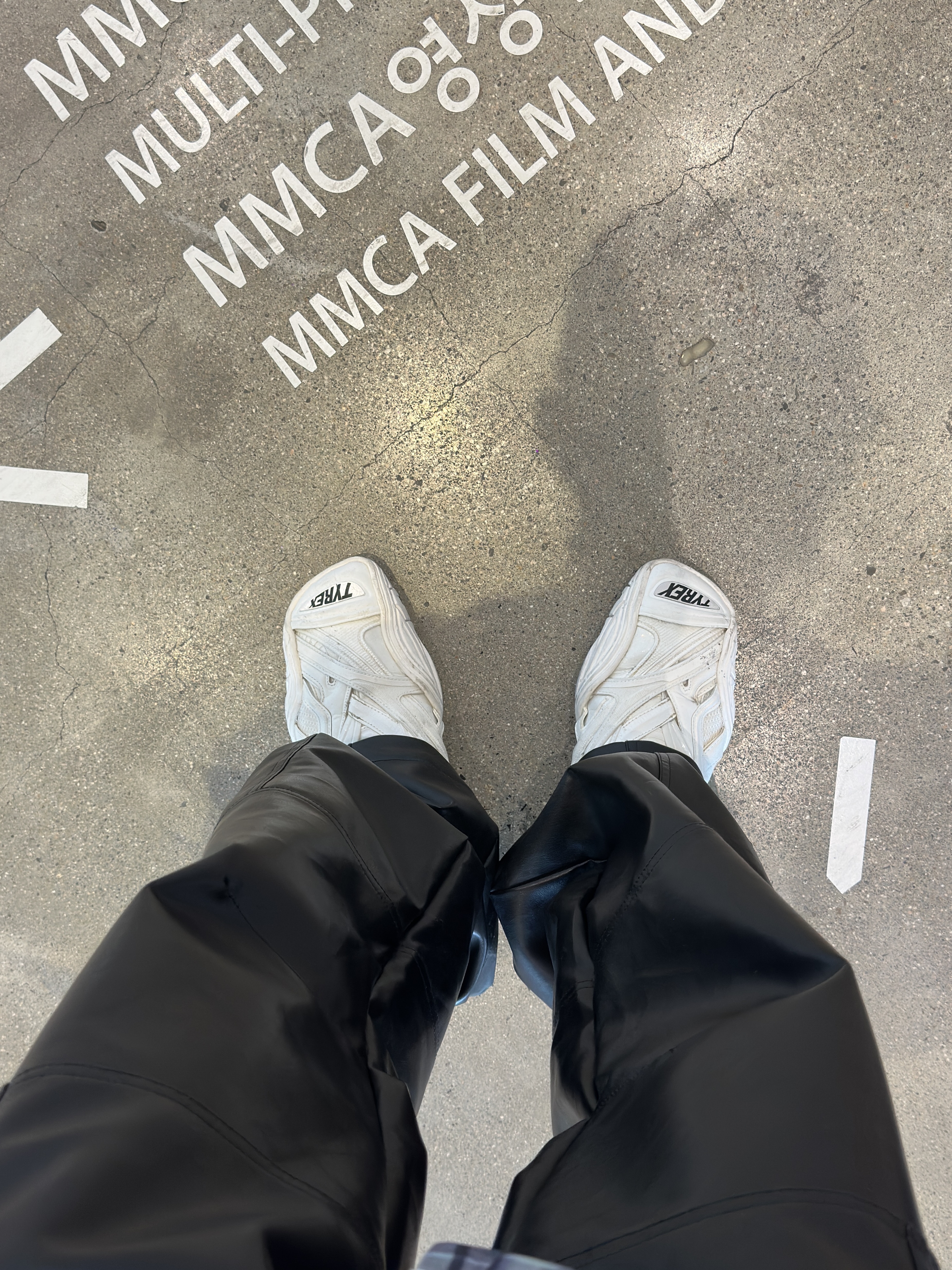 Balenciaga Tyrex Sneakers White 착용 스타일 - 7