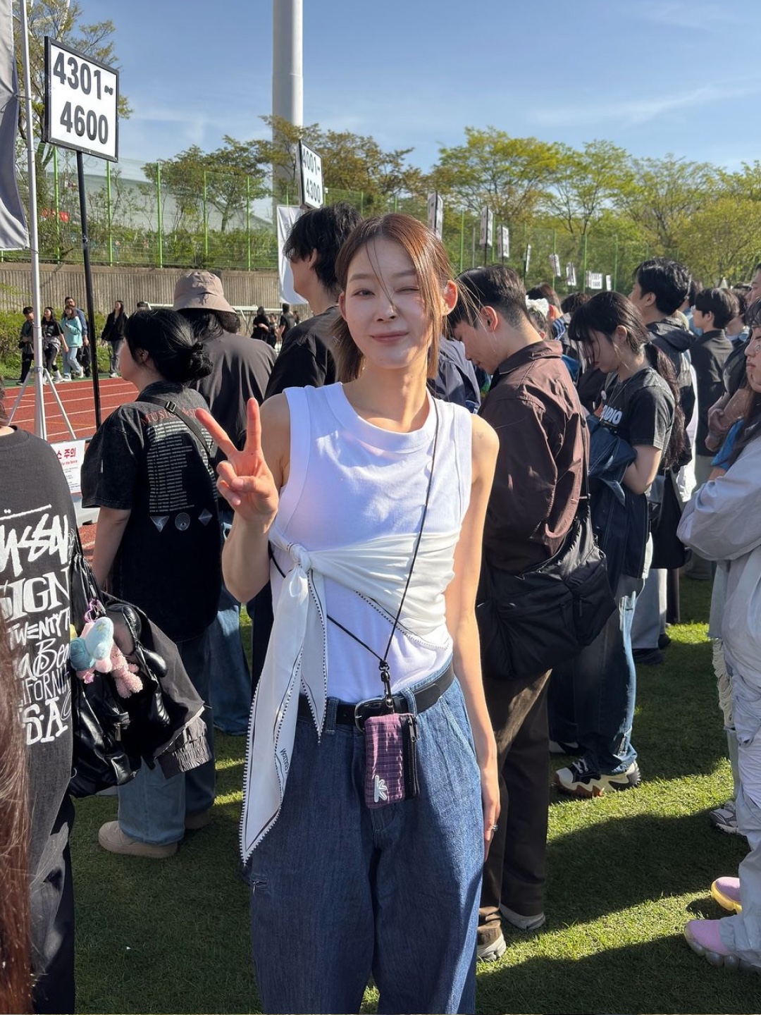 Kookeesee Ruffle Short Sleeve Blouses Flower Embroidery, CDG Backpack Black 착용 스타일 - 5