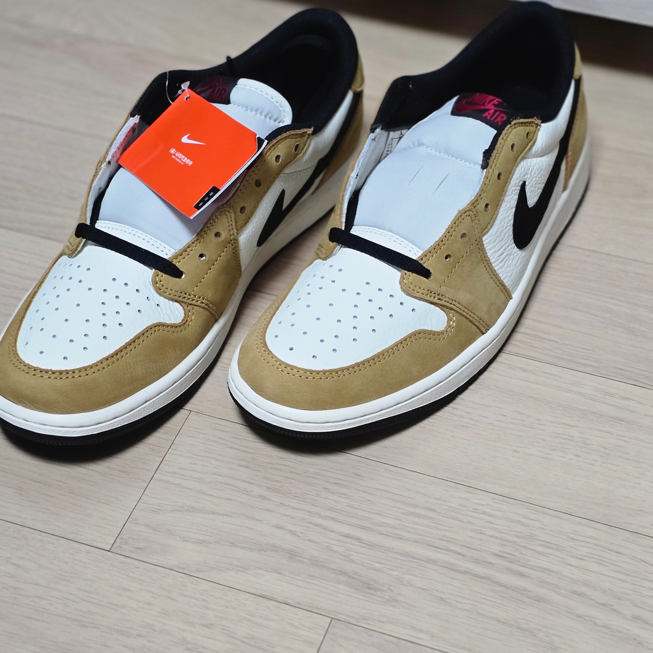 Jordan 1 Low OG Sail and Golden Harvest 착용 스타일 - 2
