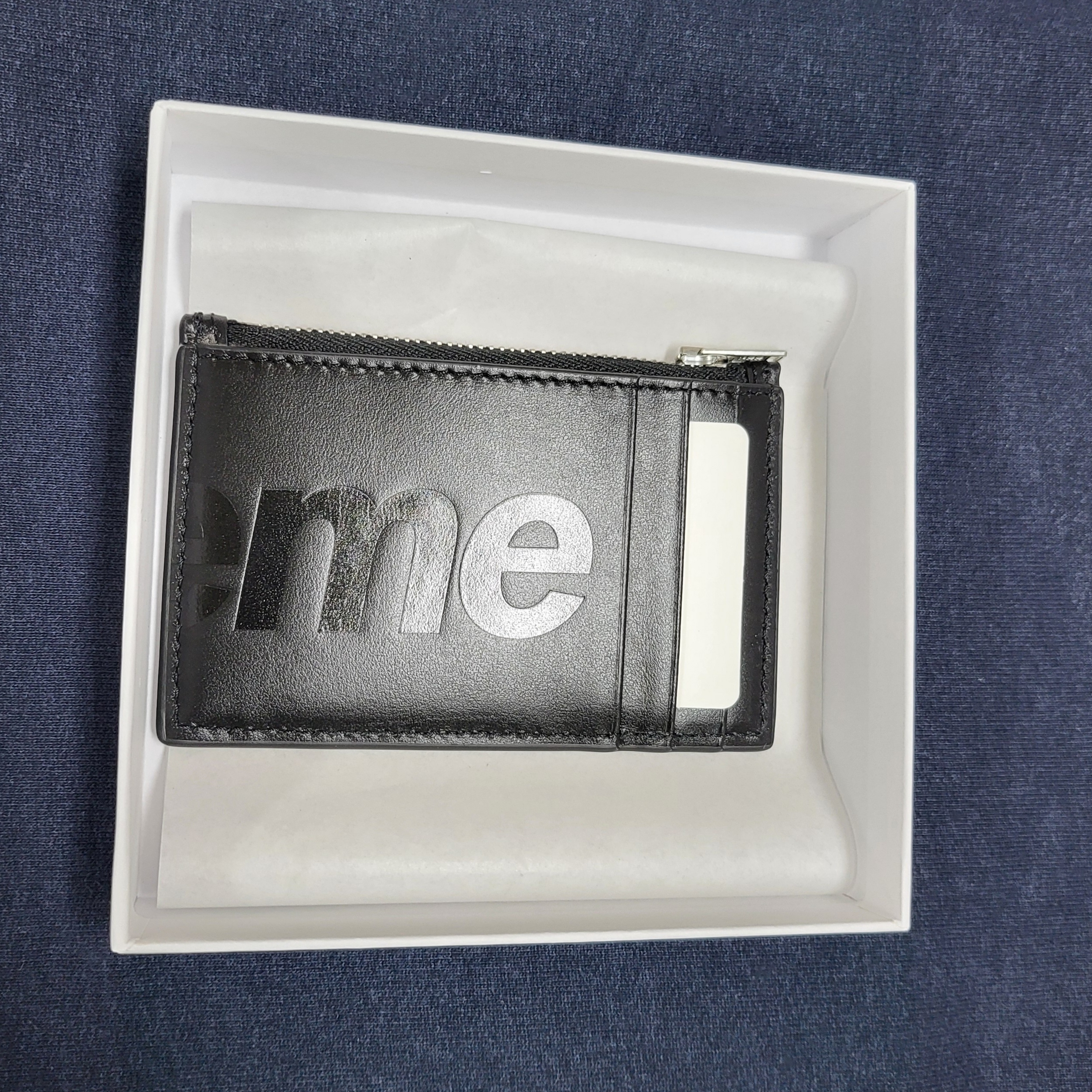 Supreme Leather Zip Card Holder Black 착용 스타일