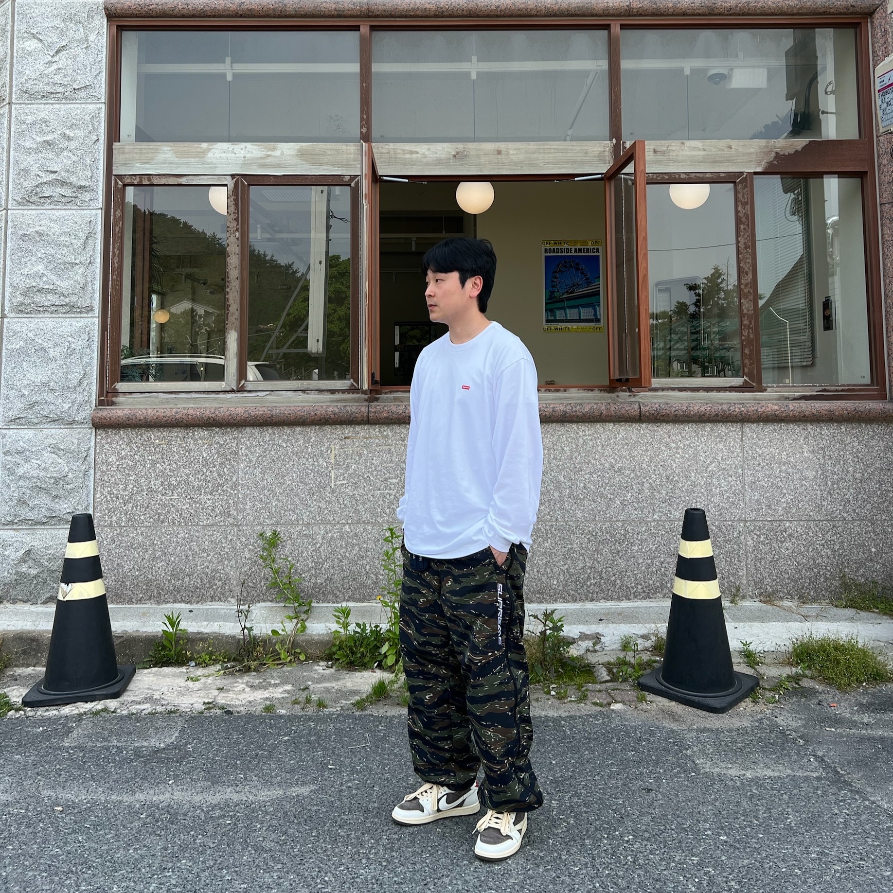 Supreme Small Box L/S T-Shirt White - 23FW, Supreme Full Zip Baggy Warm Up Pants Tiger Camo - 23SS 착용 스타일 - 1