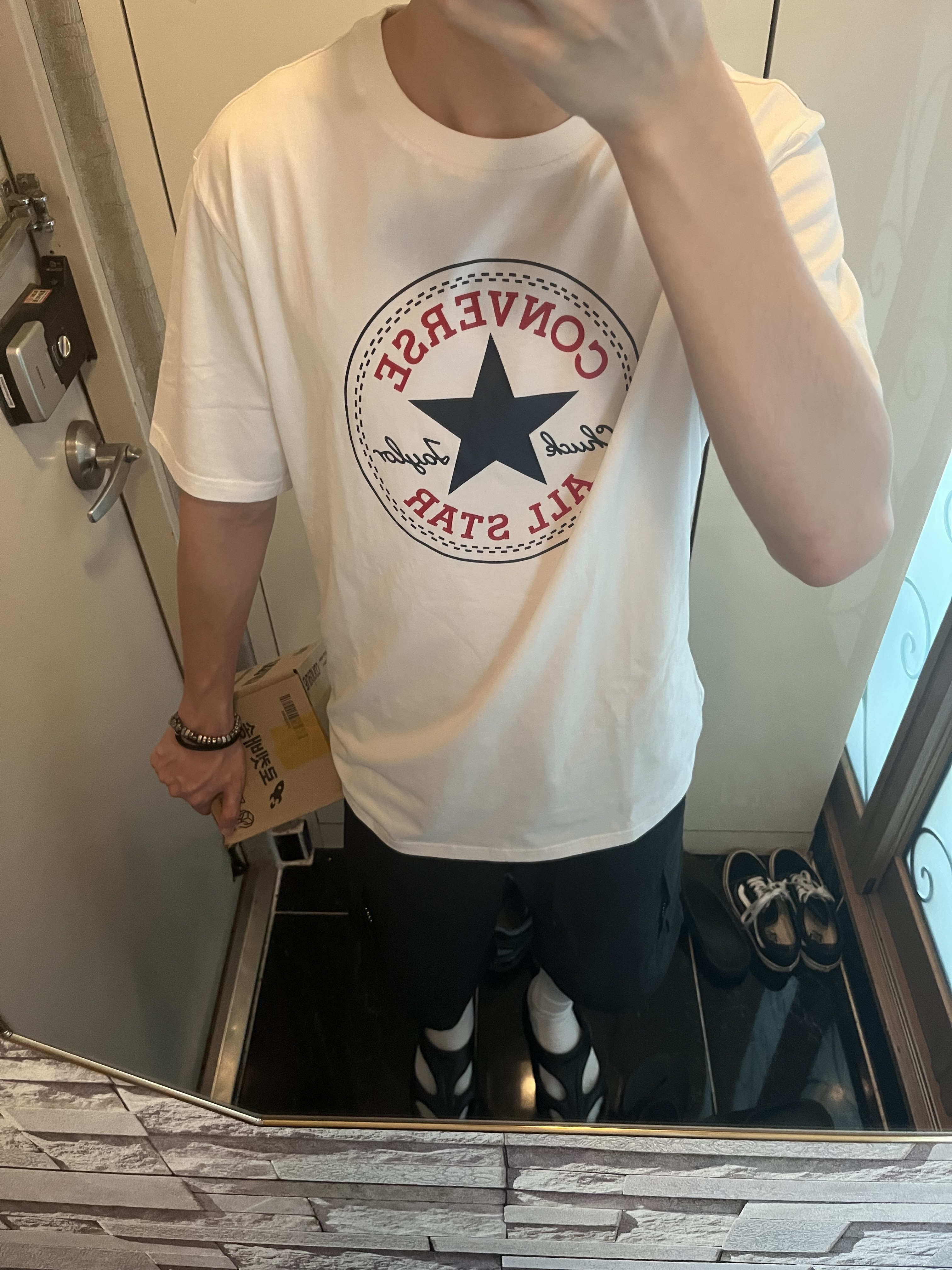 Converse All Star Patch Standard T-Shirt White, Musinsa Standard City Leisure CN Belted Multi Pocket Cargo Bermuda Pants Black 착용 스타일 - 2