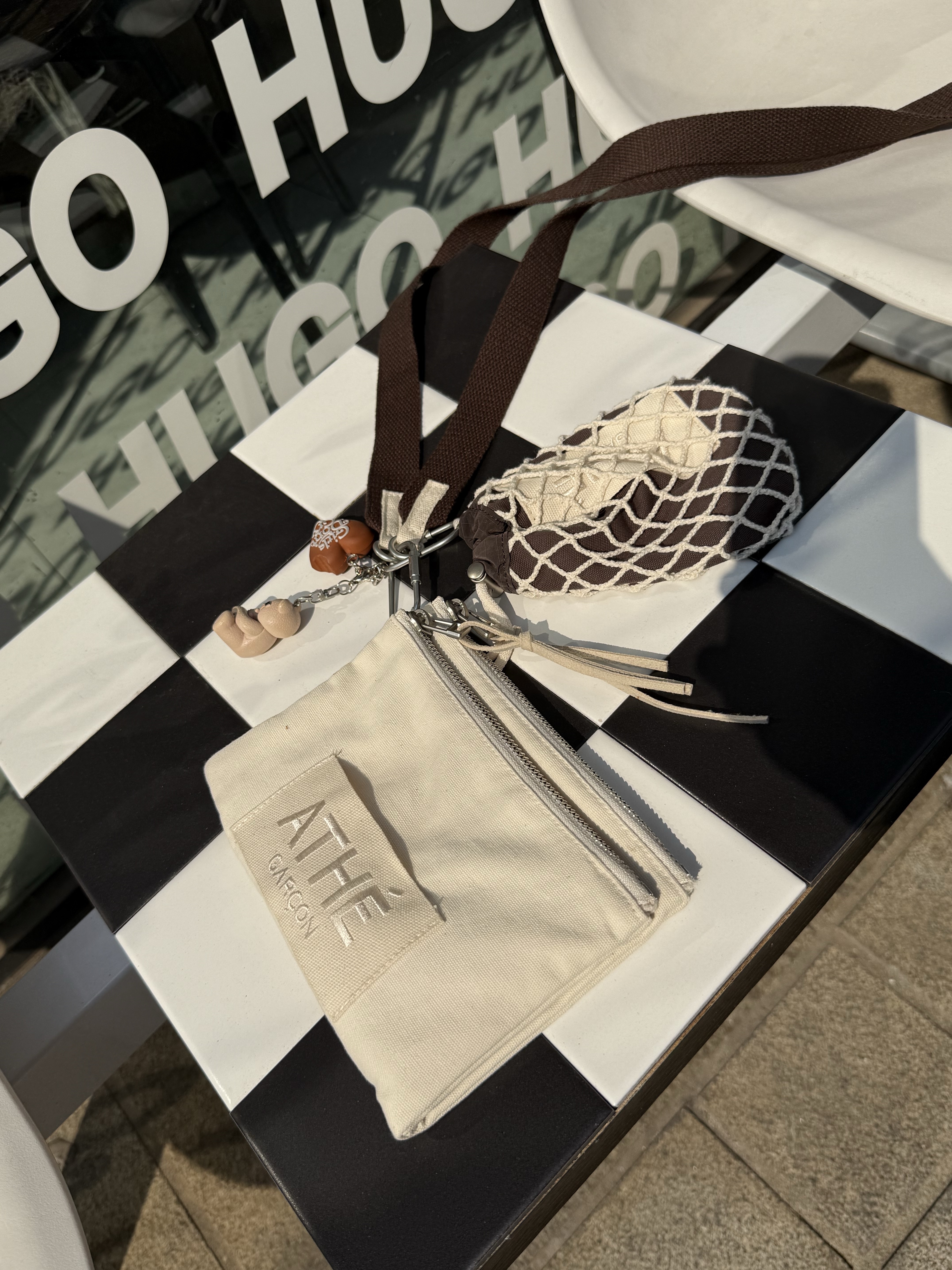 Athe garcon Net Pouch Brown, Athe garcon Card Double Wallet Ivory 착용 스타일 - 6