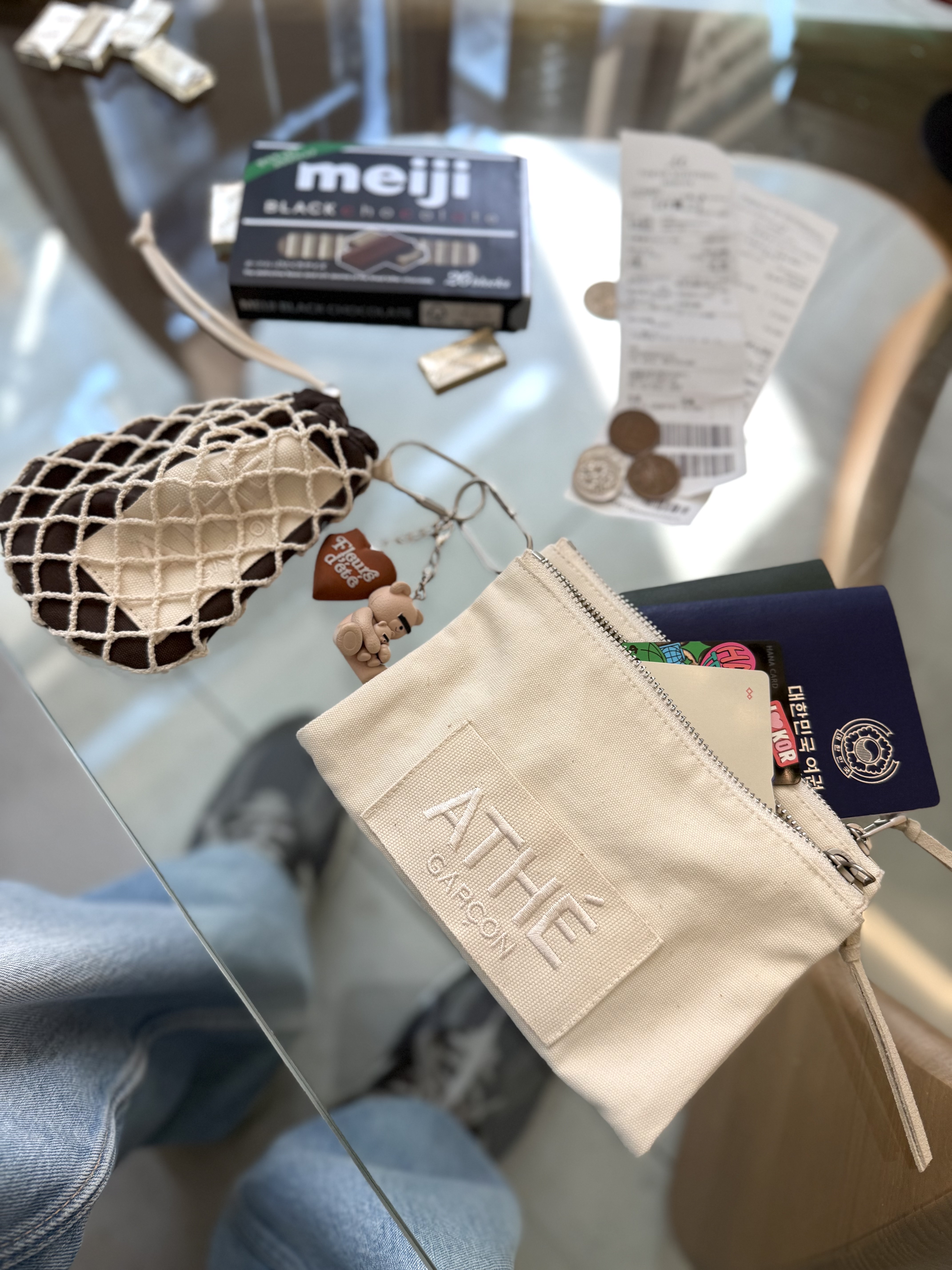 Athe garcon Net Pouch Brown, Athe garcon Card Double Wallet Ivory 착용 스타일 - 1