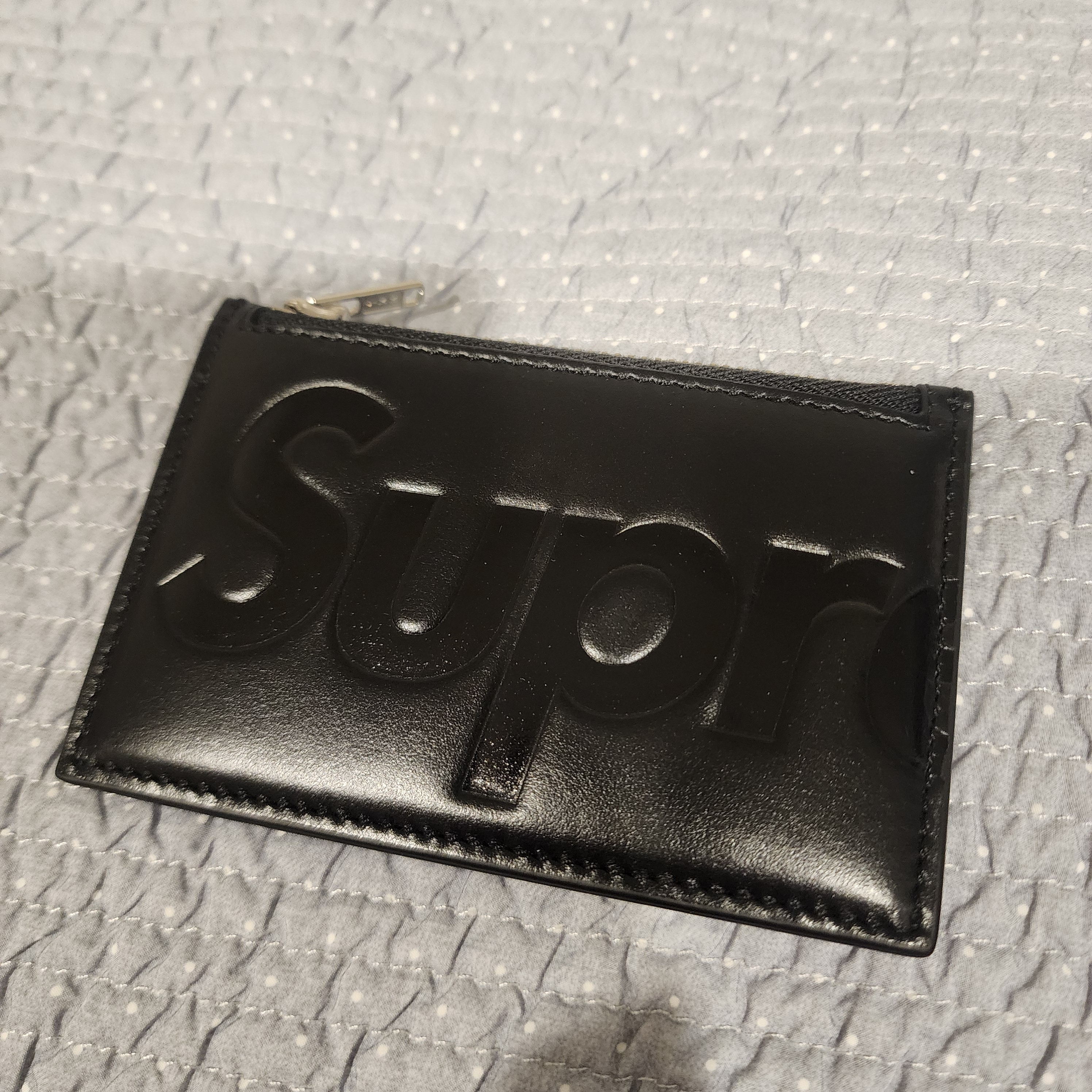 Supreme Leather Zip Card Holder Black 착용 스타일 - 1