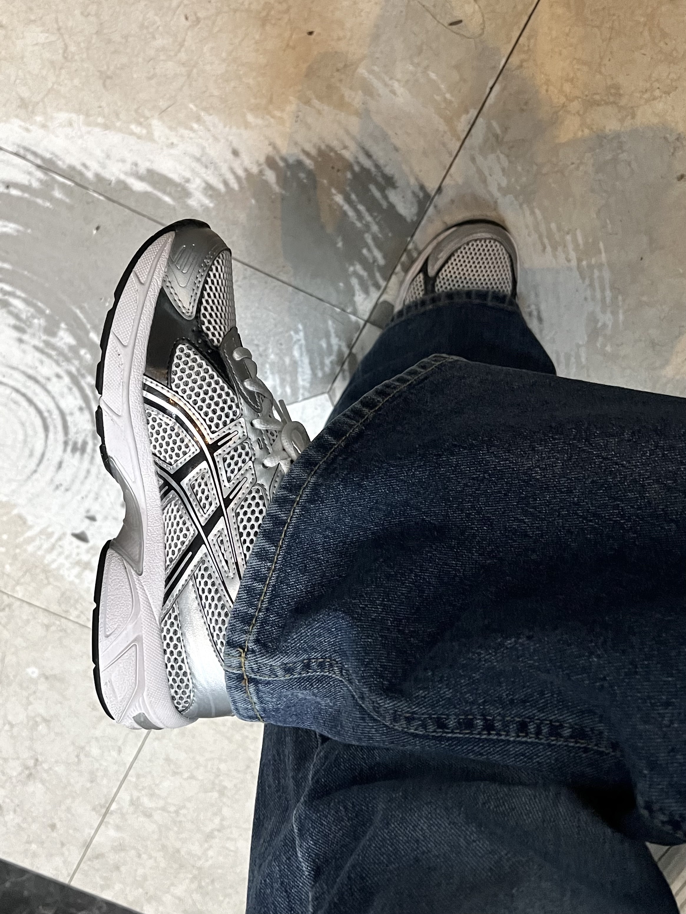Asics Gel-1130 White Black 착용 스타일 - 2