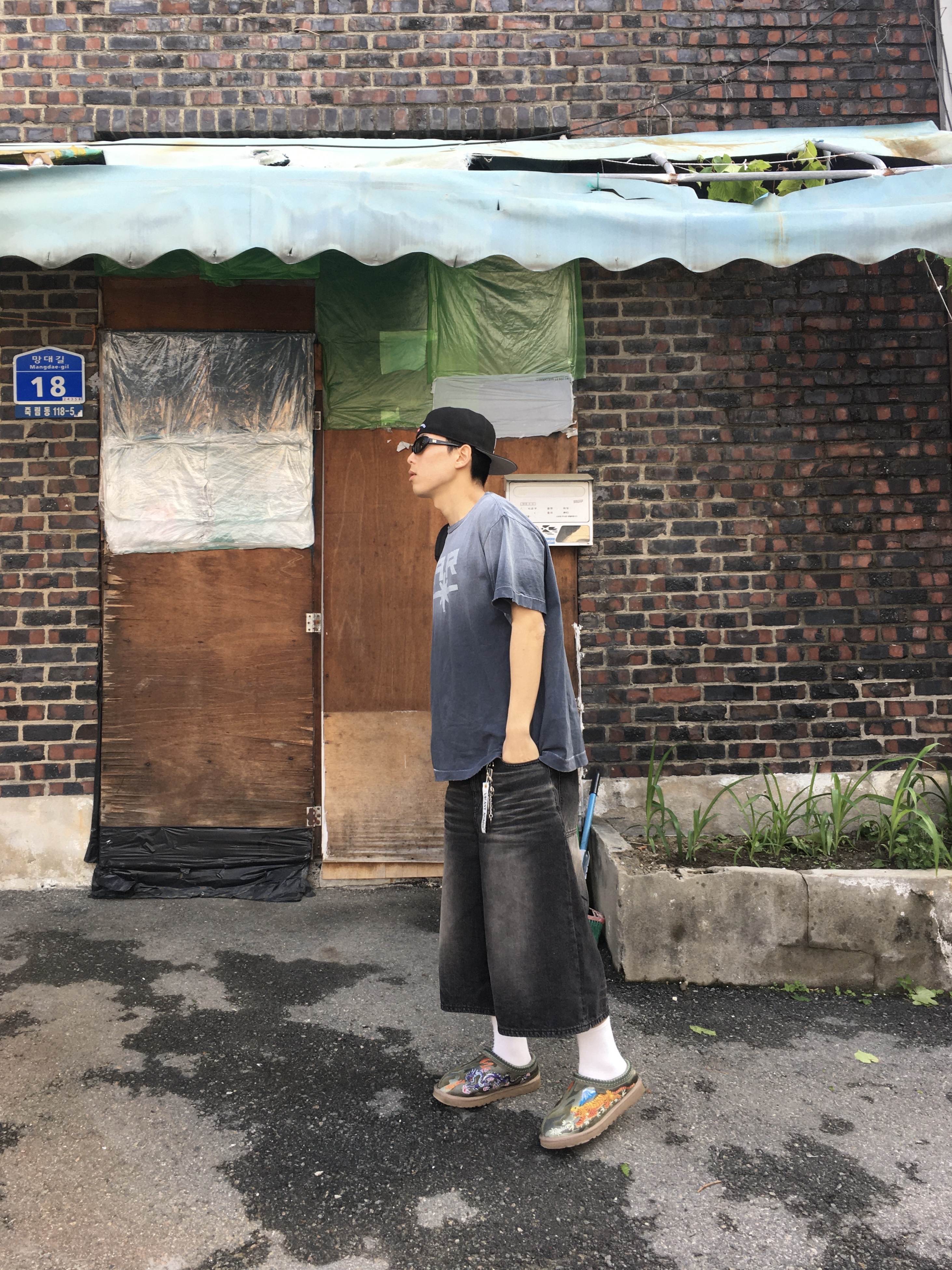 UGG x Palace Tasman Slipper Burnt Olive Camo 착용 스타일 - 2