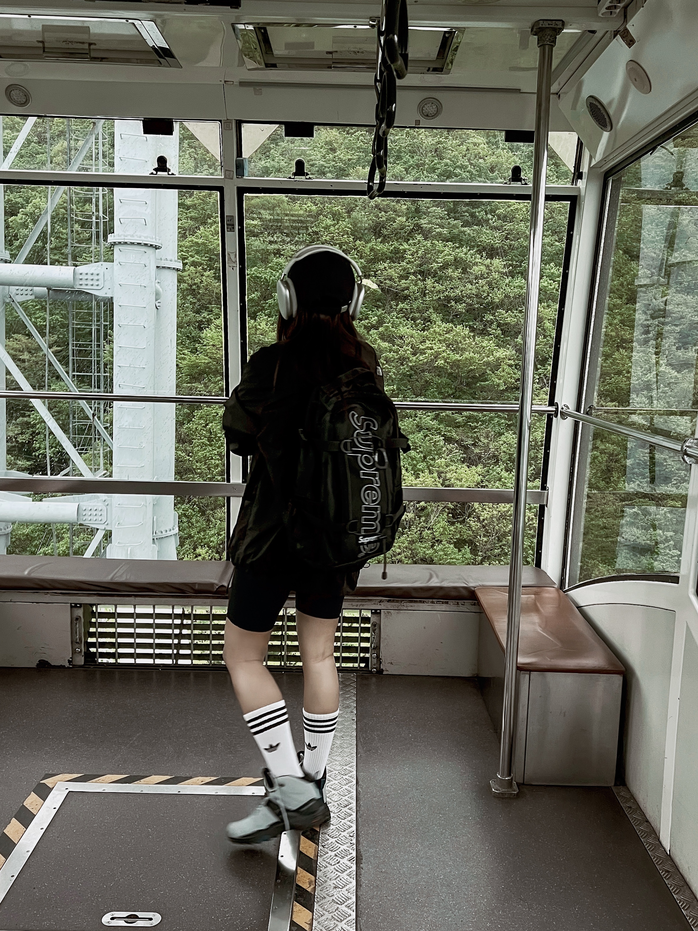 Apple AirPods Max Lightning Silver (Korean Ver.), Supreme Backpack Black - 18FW 착용 스타일 - 3