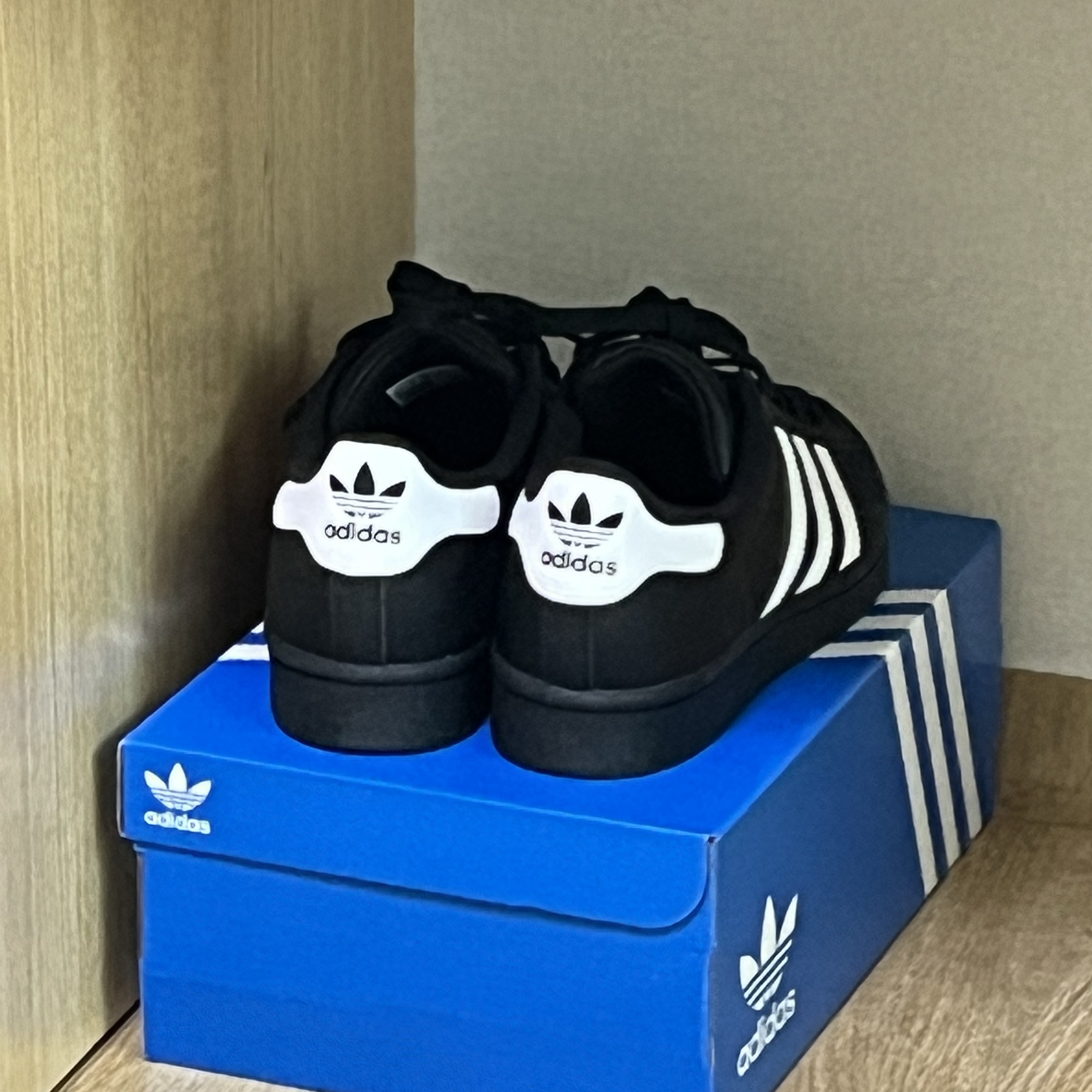 Adidas Superstar Core Black White 착용 스타일