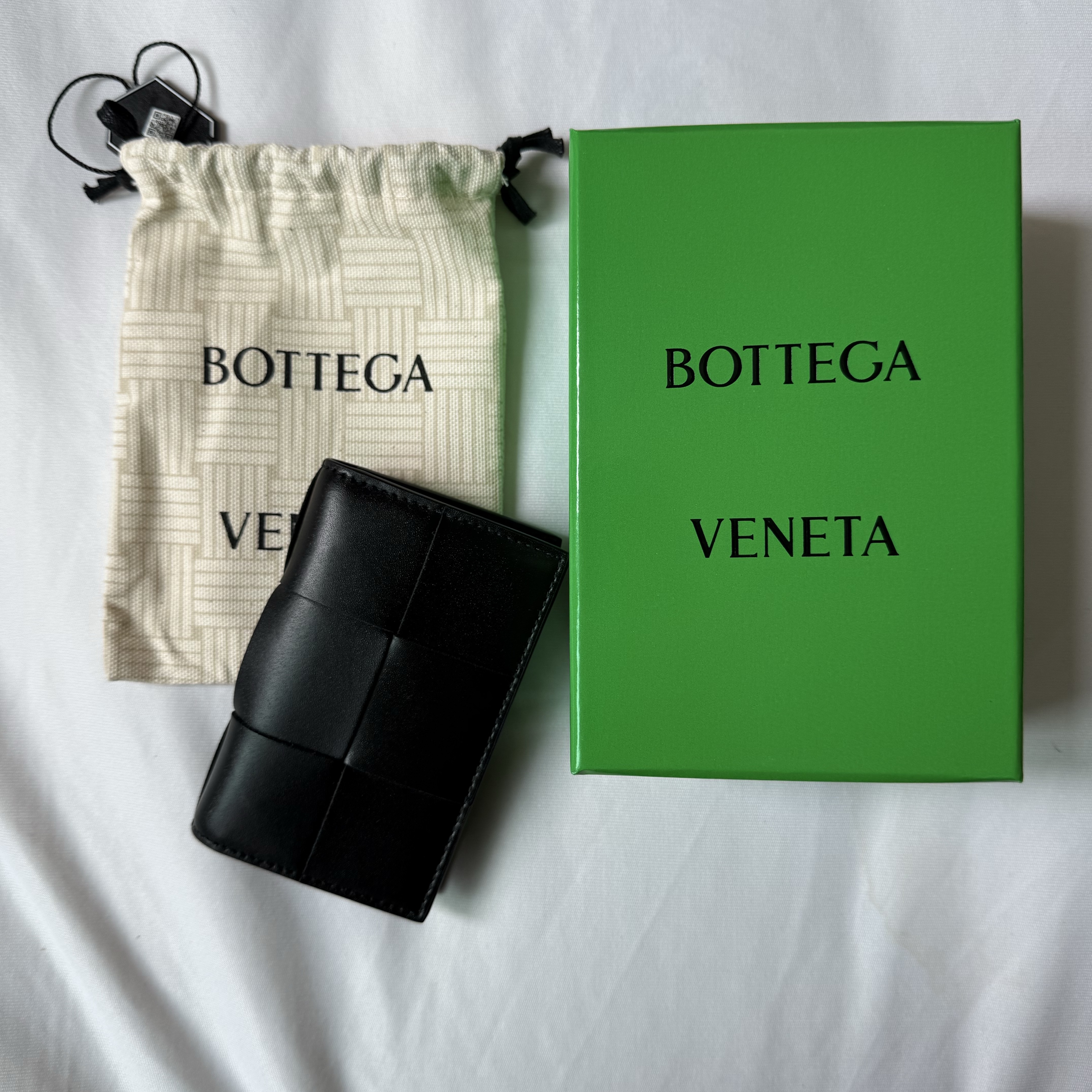 Bottega Veneta Flap Card Case Black 착용 스타일