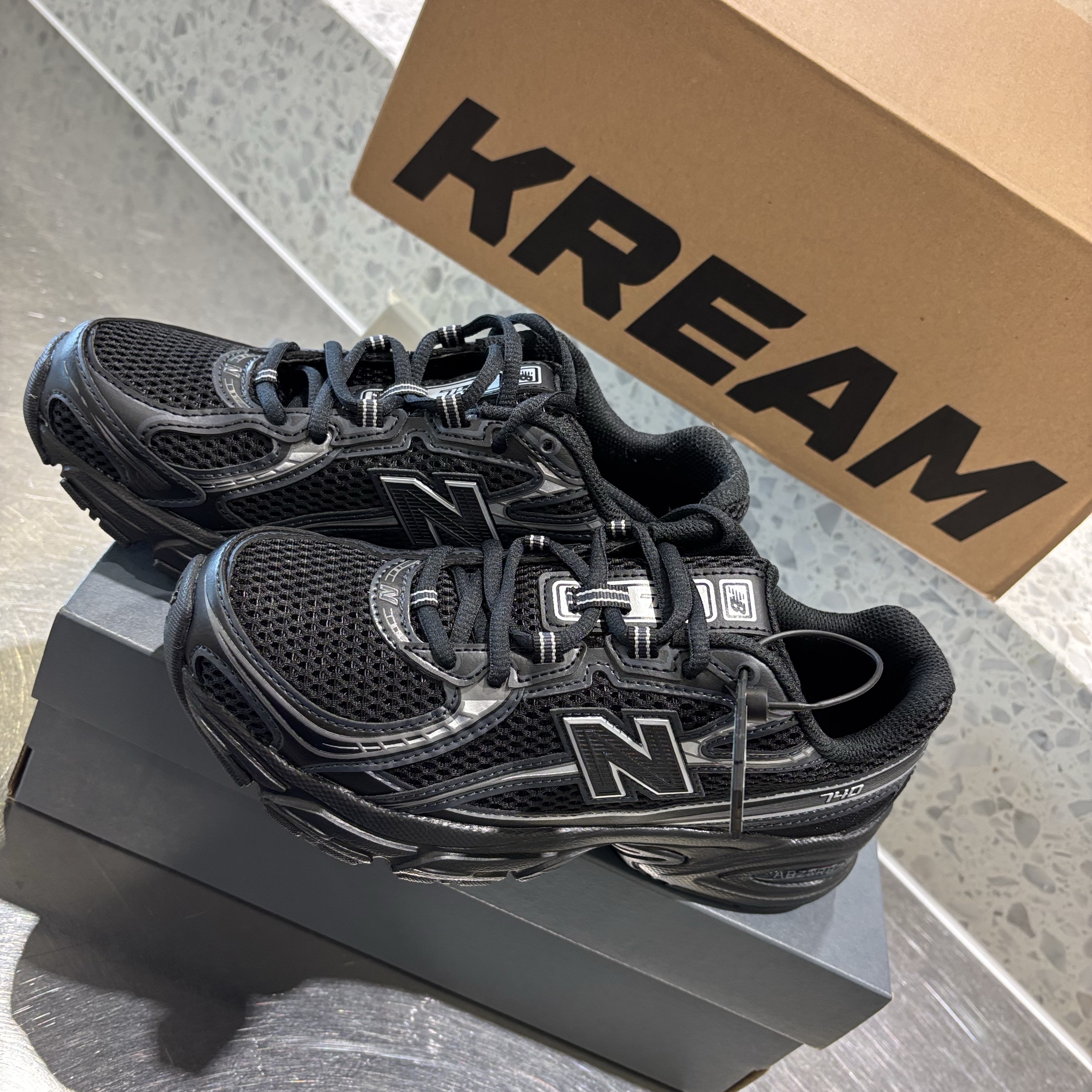 New Balance 740v2 Black Silver Metallic 착용 스타일