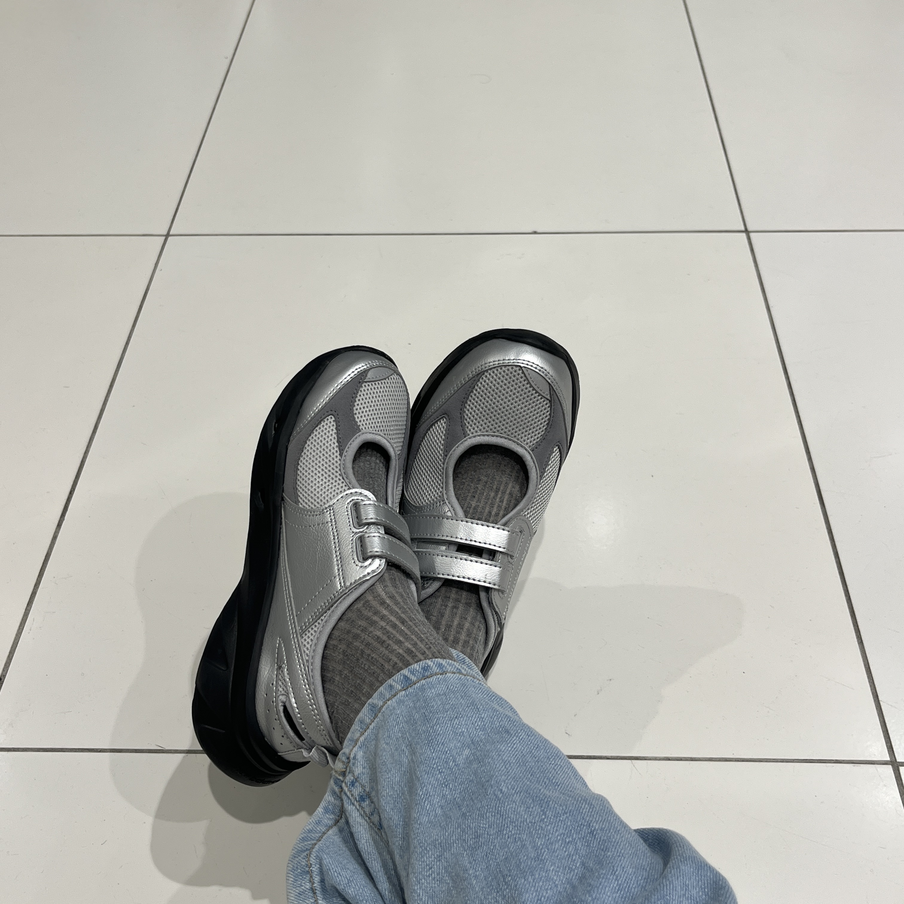 (W) New Balance Breeze SD2202 Metalic Silver 착용 스타일