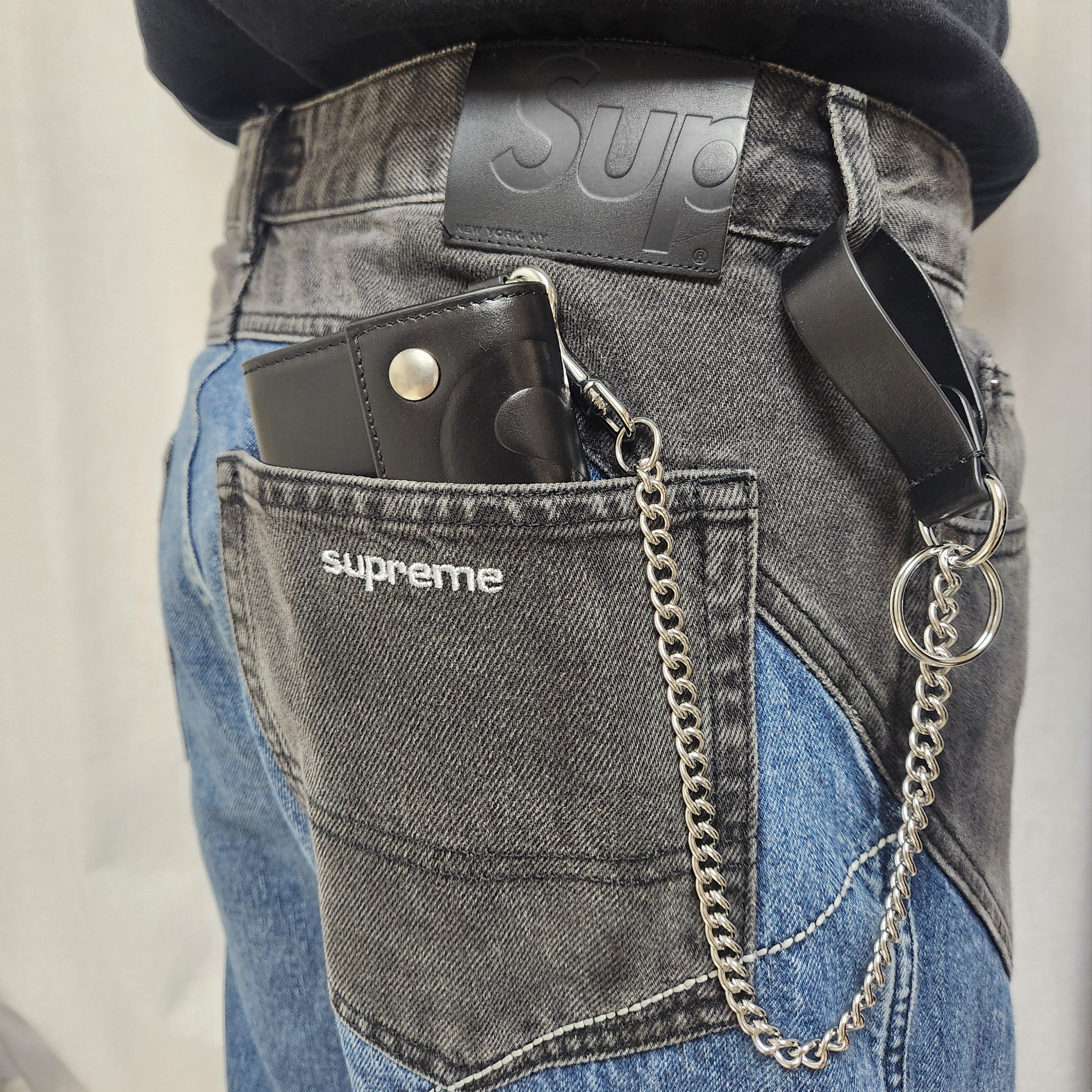 Supreme Leather Chain Wallet Black 착용 스타일 - 1