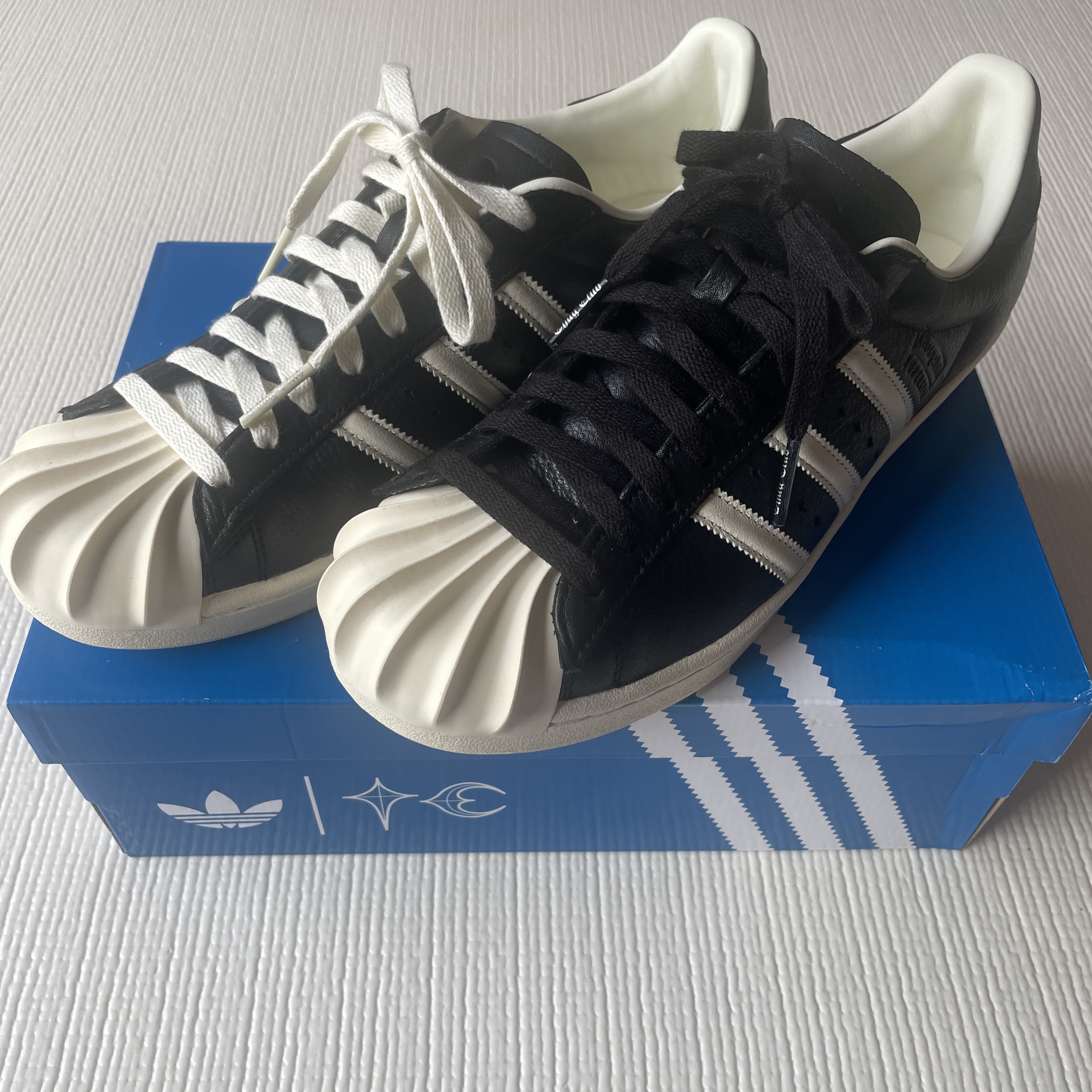 Adidas x Thug Club Superstar Vintage Core Black Cream White 착용 스타일 - 1
